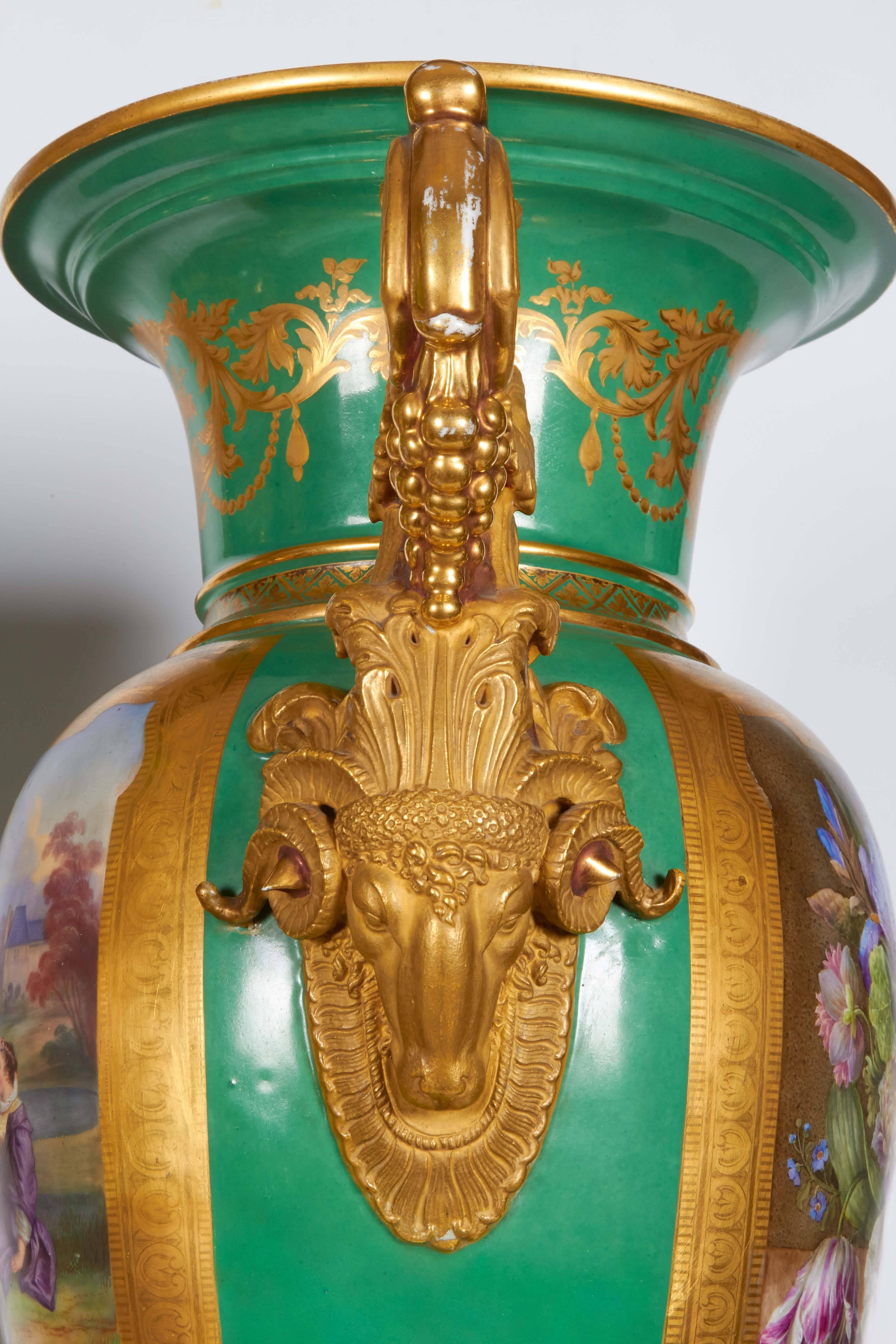 Paire monumentale de vases en porcelaine française de Paris peints de motifs botaniques avec tête de bélier en vente 3