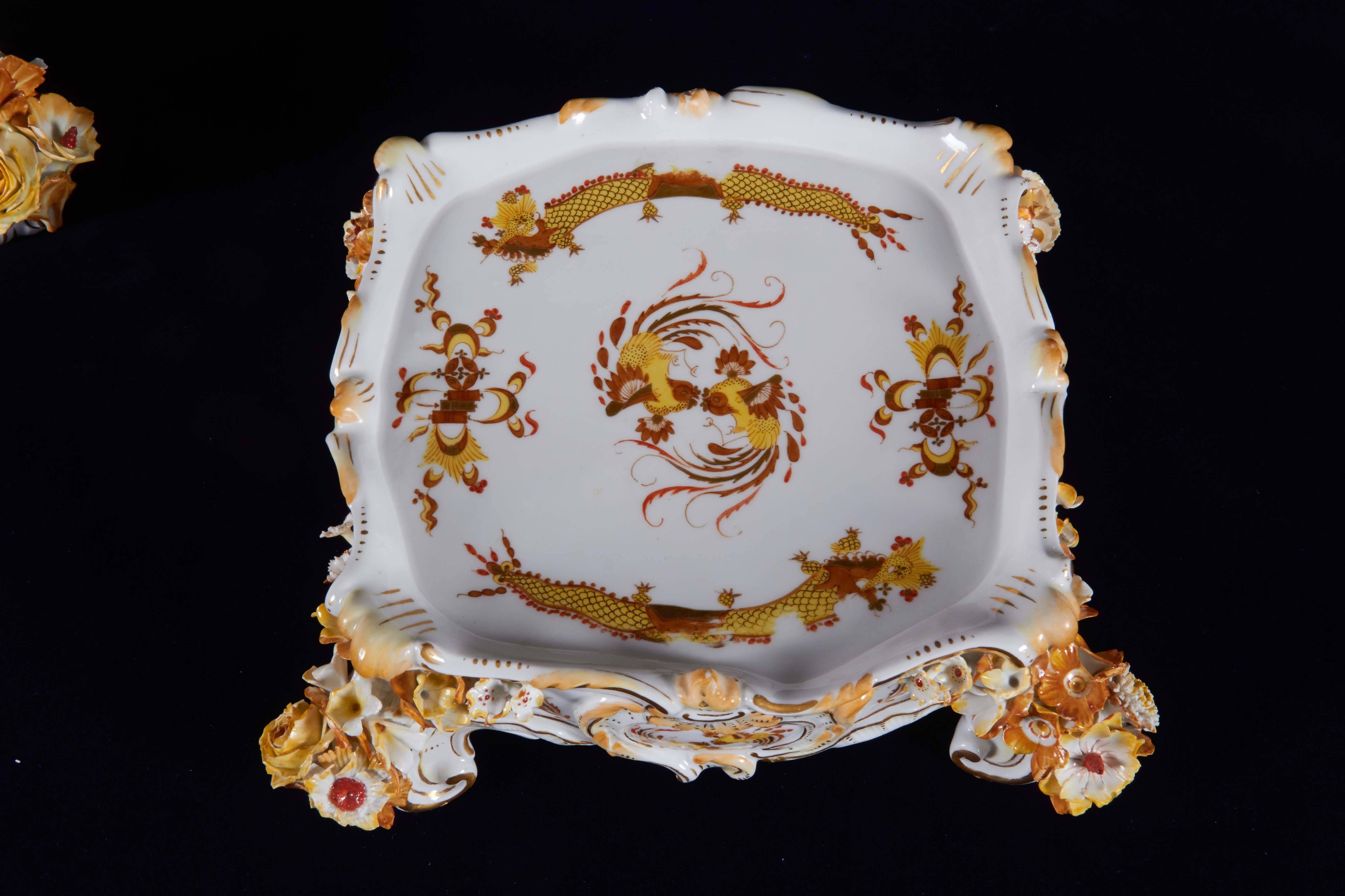 Meissener Porzellan Chinoiserie „Gold Drache“ mit Blumenverzierung (Vergoldet) im Angebot