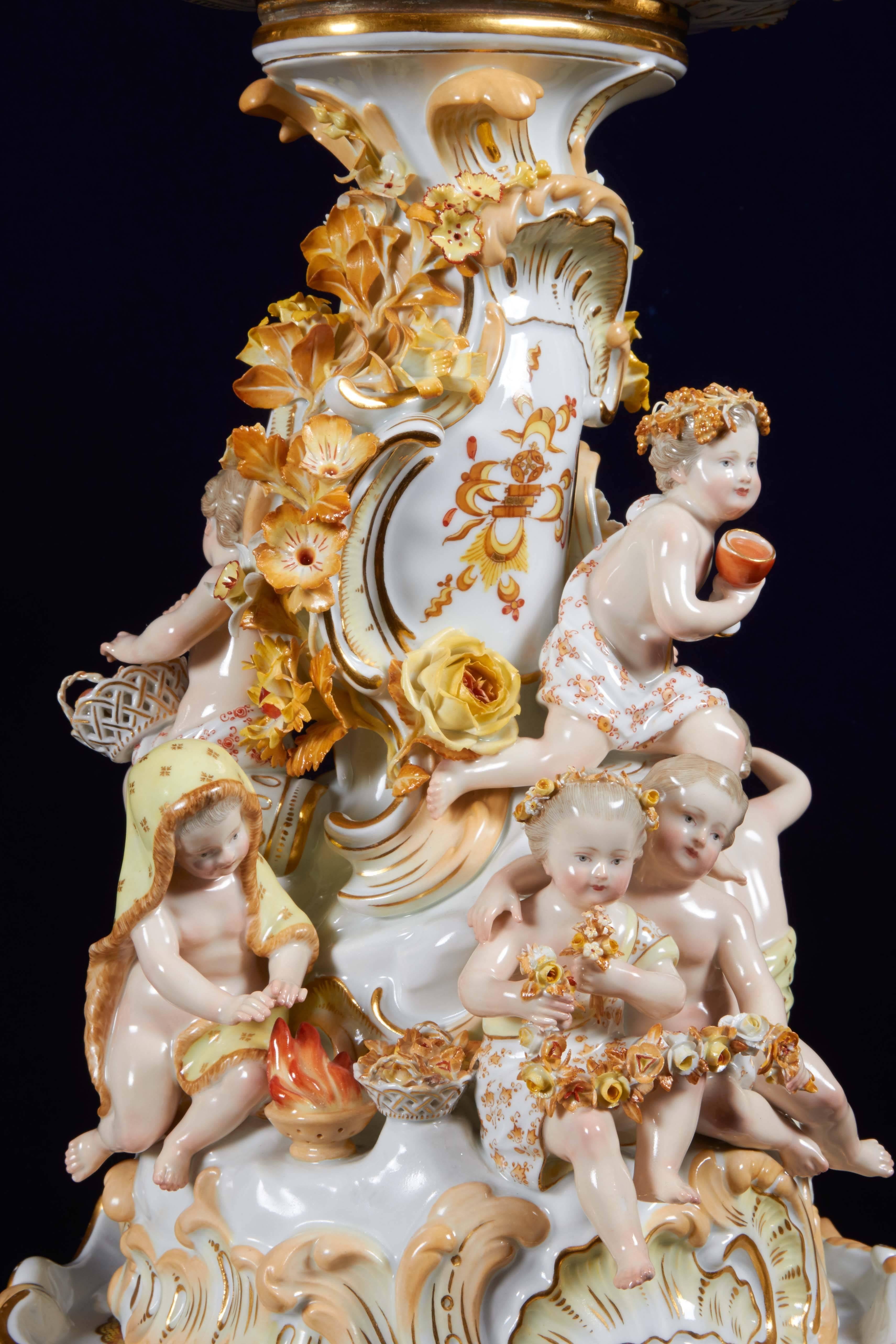 Porcelaine Garniture chinoiseries en porcelaine de Meissen incrustée de fleurs « dragon d'or » en vente