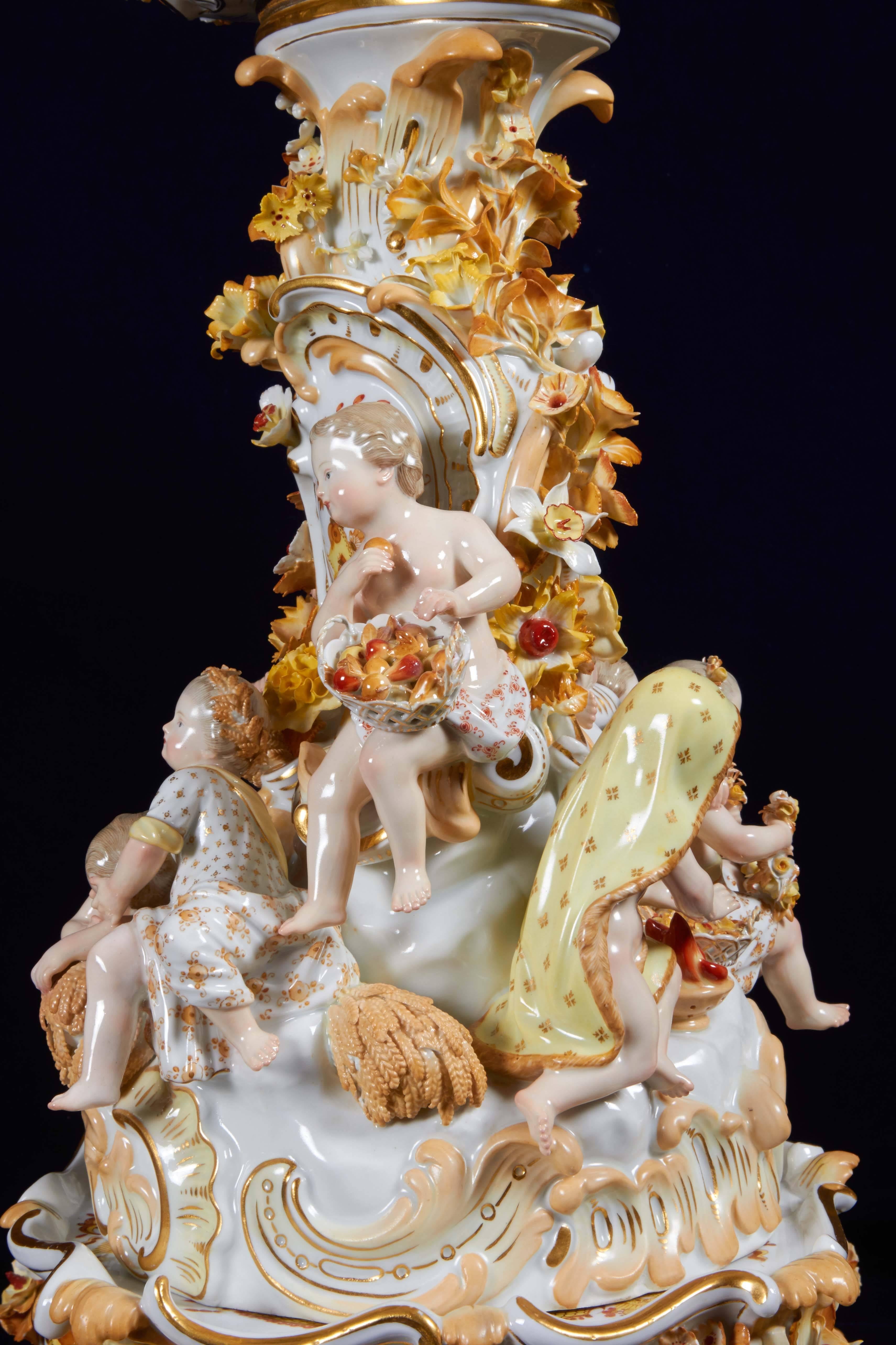 Garniture chinoiseries en porcelaine de Meissen incrustée de fleurs « dragon d'or » en vente 1