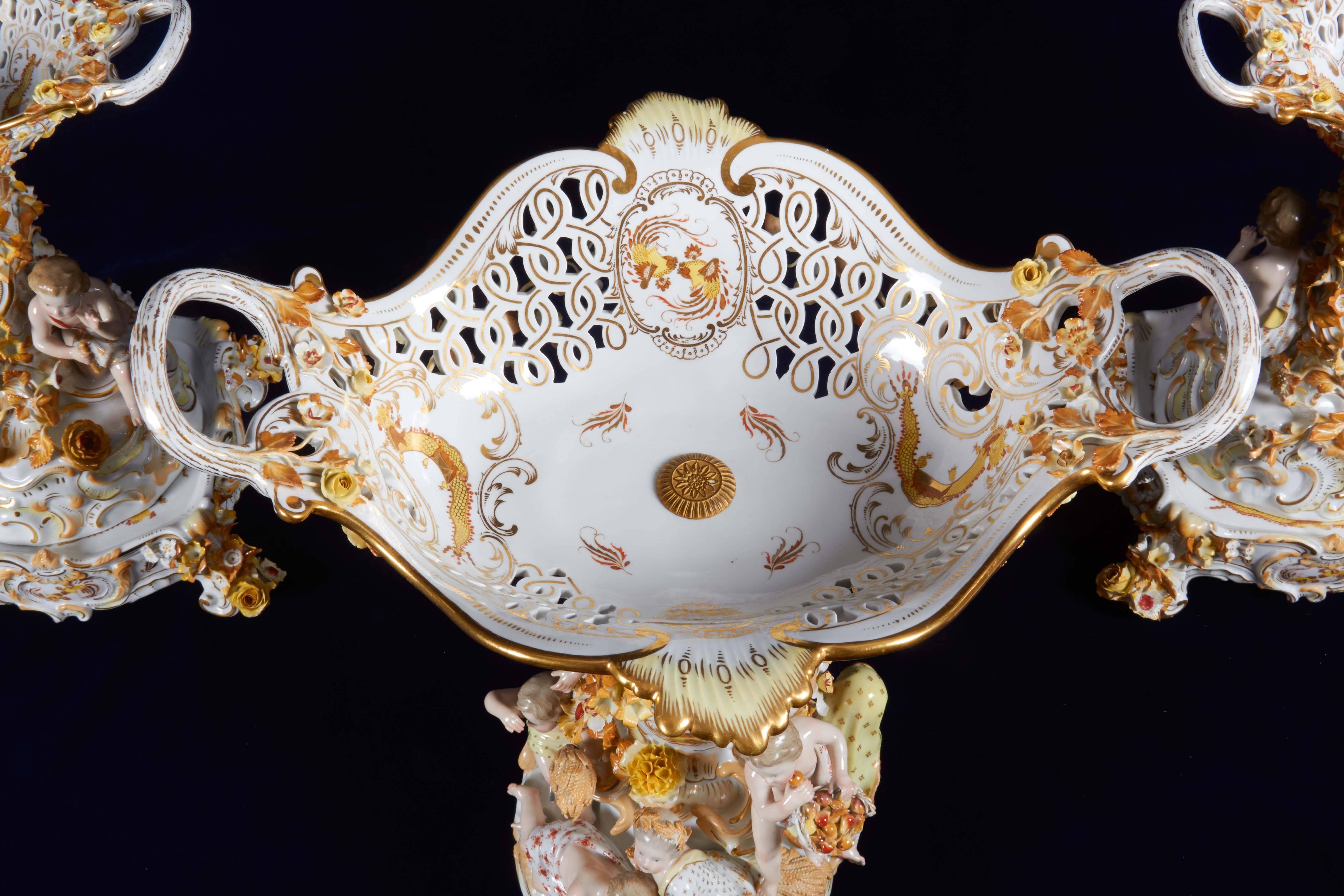 Garniture chinoiseries en porcelaine de Meissen incrustée de fleurs « dragon d'or » en vente 2