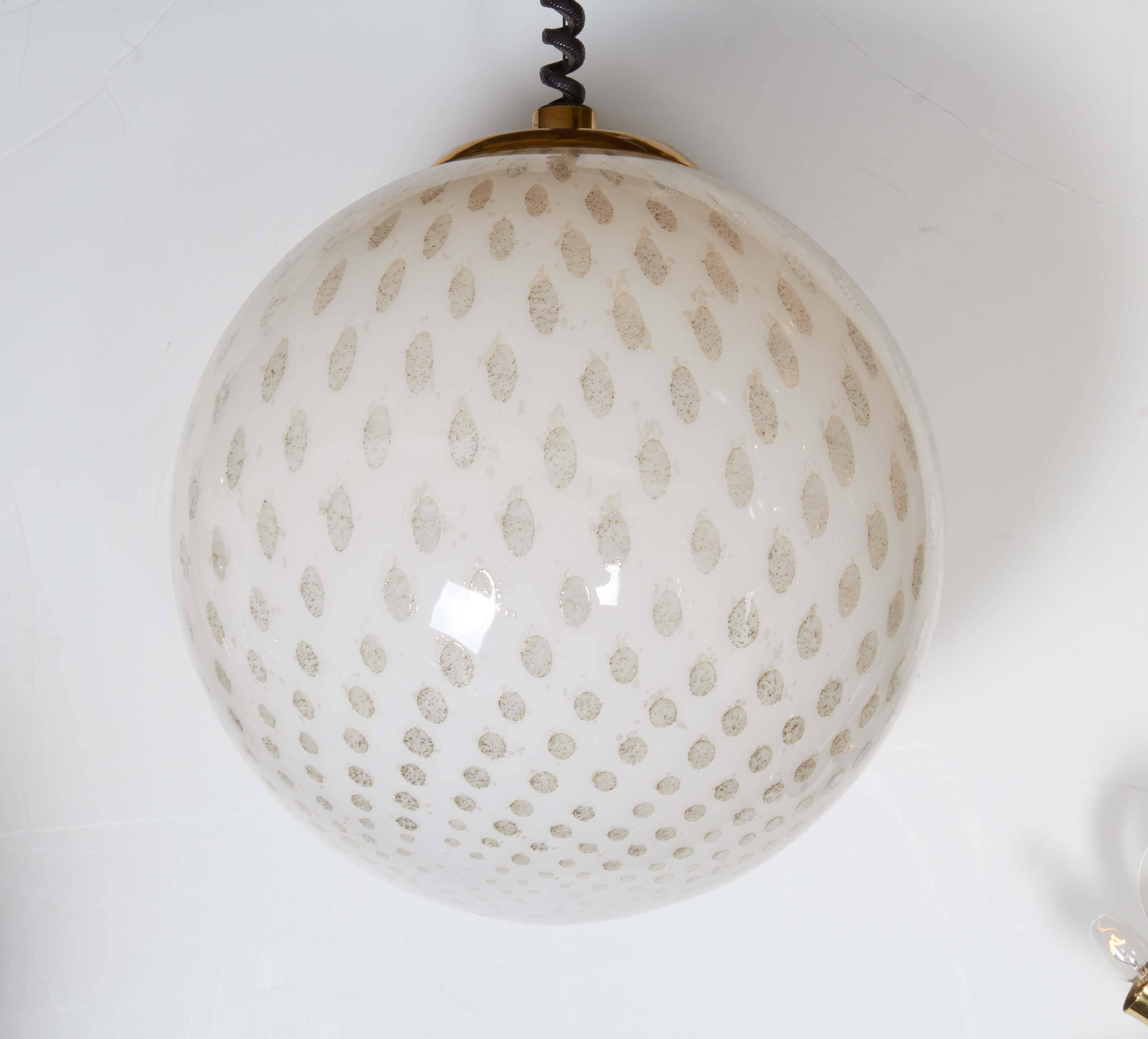 Italian 1980s Large Glass Globe Pendant Light In Good Condition In New York, NY