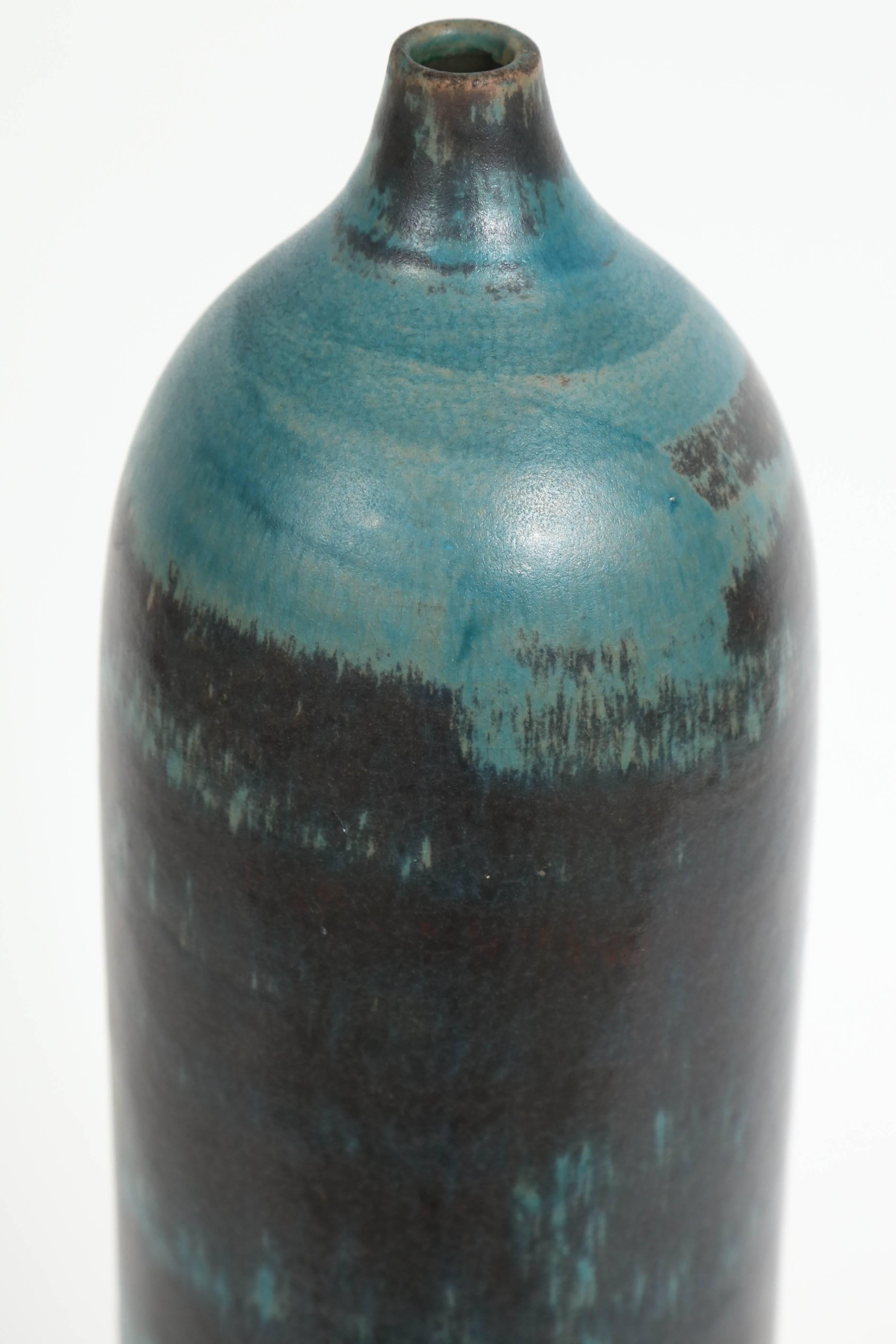 Die zylindrische Flaschenvase des italienischen Künstlers Marcello Fantoni ist aus glasiertem Steingut und wurde um 1960 herum hergestellt. Der Verkäufer, ein persönlicher Freund von Marcello Fantoni, hat dieses Werk direkt vom Künstler erworben.