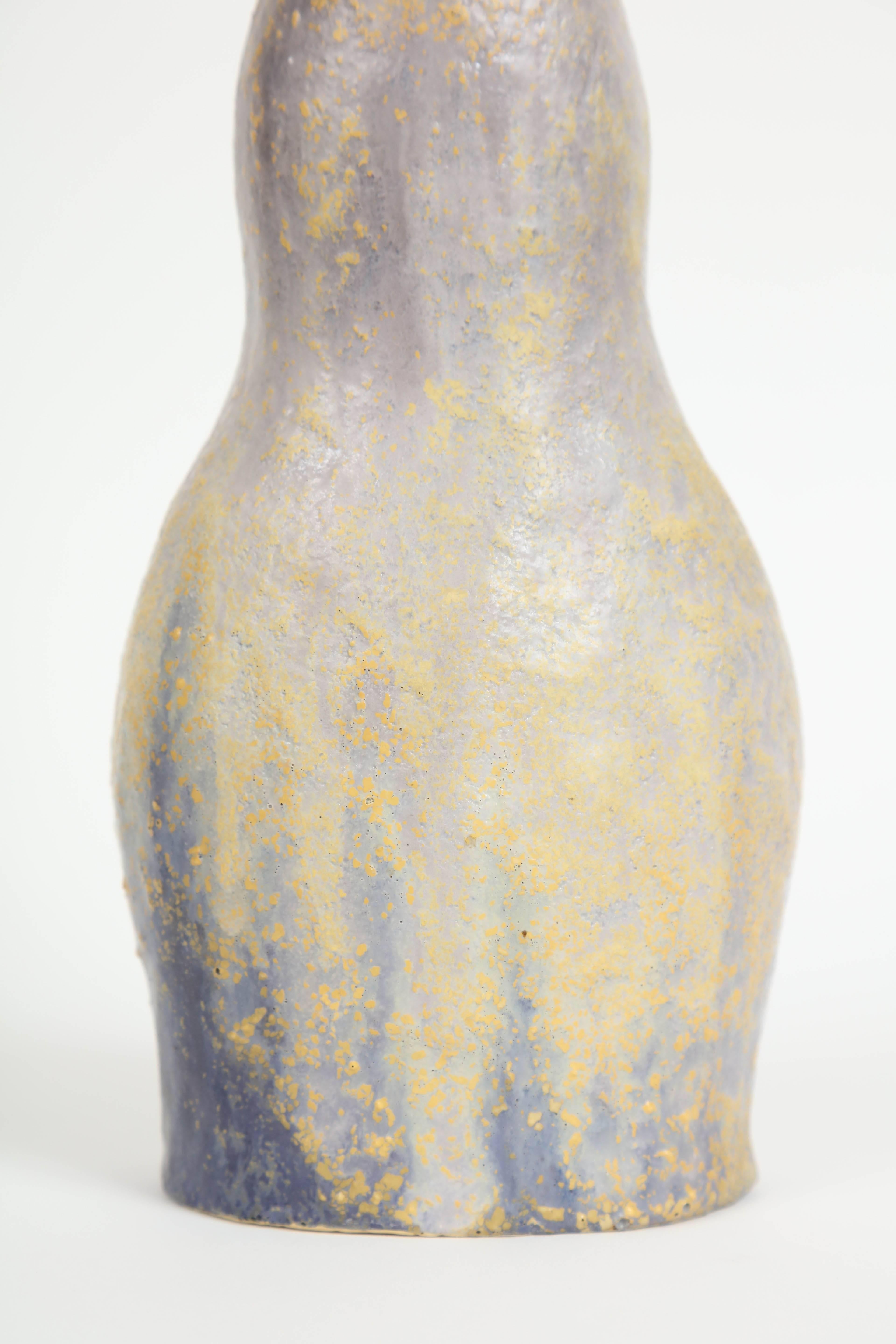 Die Flaschenvase des italienischen Künstlers Marcello Fantoni besteht aus glasiertem Steinzeug und wurde in den 1970er Jahren hergestellt. Dieses Werk wurde vom Verkäufer, einem persönlichen Freund von Marcello Fantoni, direkt vom Künstler erworben.