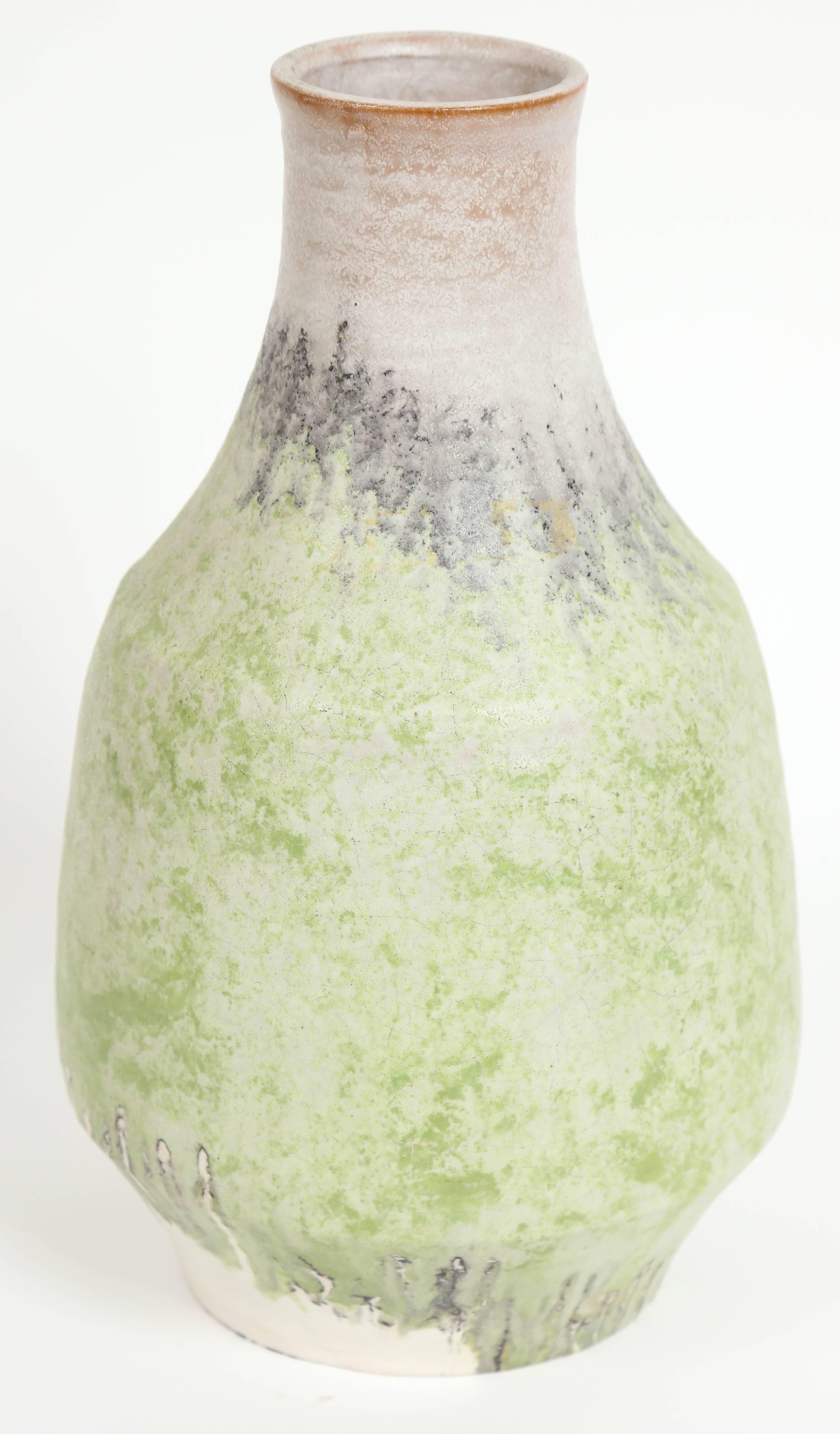 Le vase en céramique de l'artiste italien Marcello Fantoni est un grès émaillé réalisé vers les années 1970. Cette pièce a été acquise directement auprès de l'artiste par le vendeur, qui était un ami personnel de Marcello Fantoni. Signature émaillée