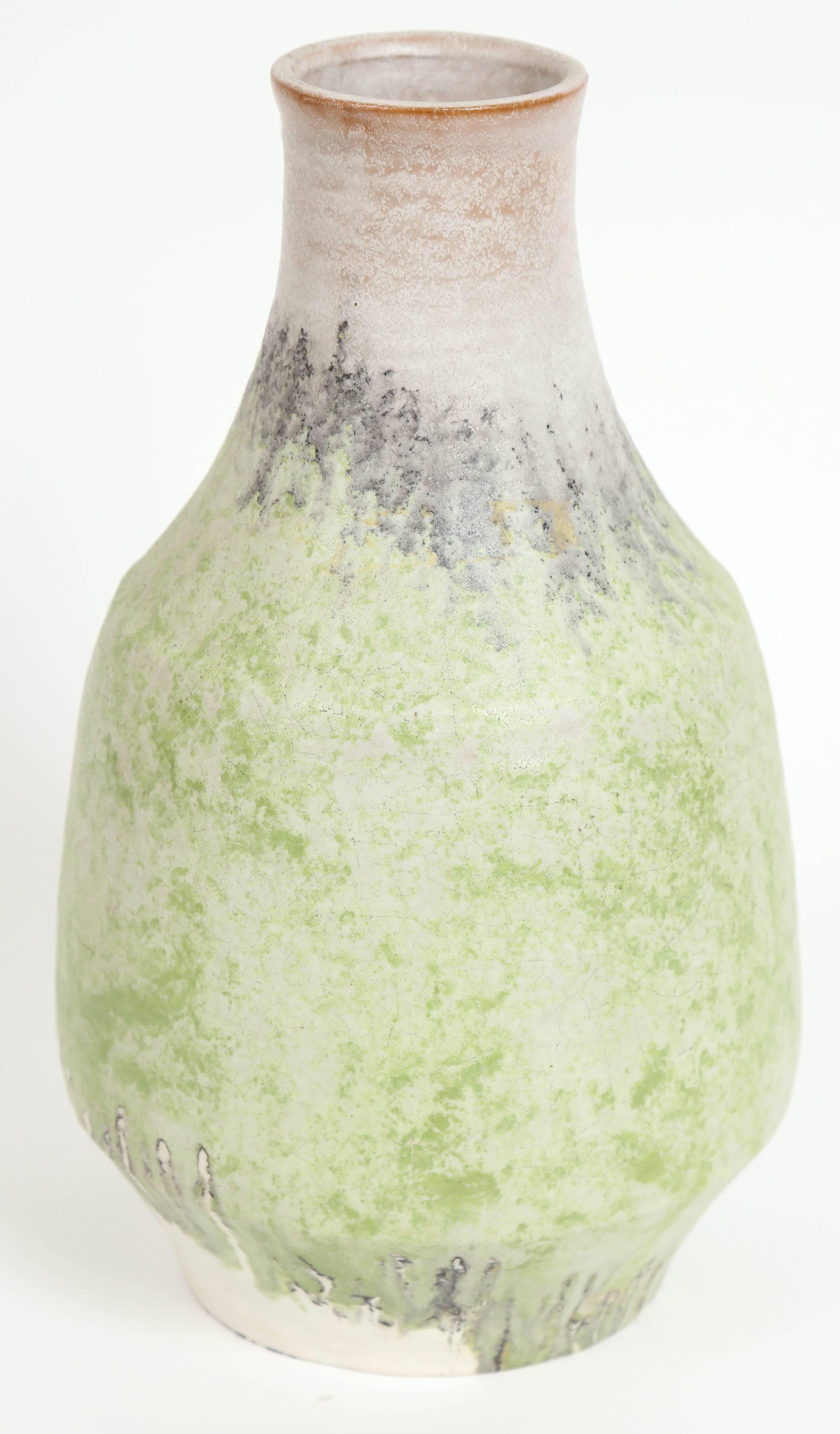 Keramikvase des italienischen Künstlers Marcello Fantoni aus glasiertem Steinzeug, ca. 1970er Jahre. Dieses Werk wurde vom Verkäufer, einem persönlichen Freund von Marcello Fantoni, direkt vom Künstler erworben. Verglaste Signatur auf der