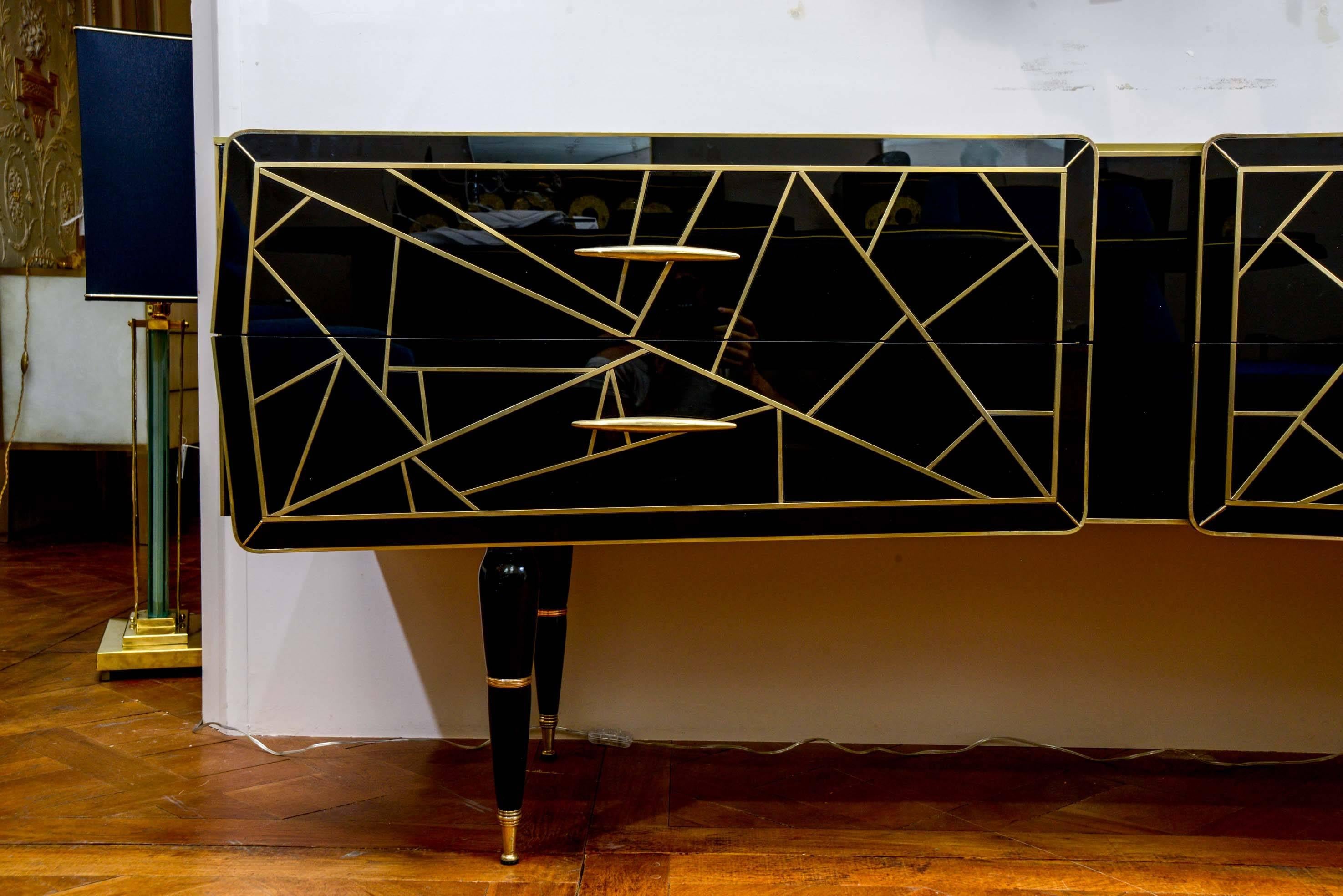 Sideboard in black mirror with gilt brass fillet, four drawers in front, geometric drawings, four feet.