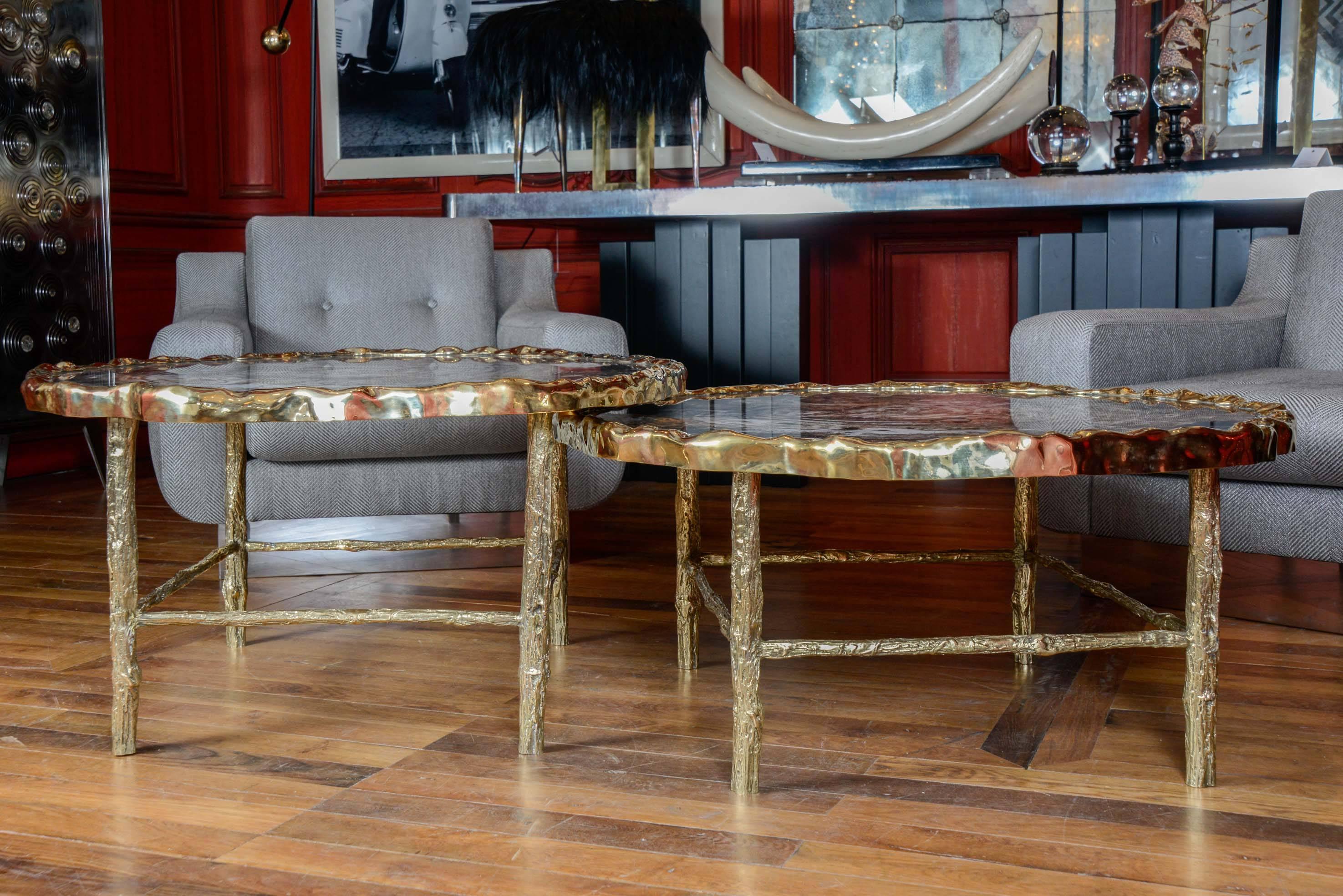 Pair of low tables in petrified wood, belt and legs in brass, collection Gallery Glustin.
Different dimensions: 100 X 85 X H 43 cm and 100 x 85 x H 37 cm.
 