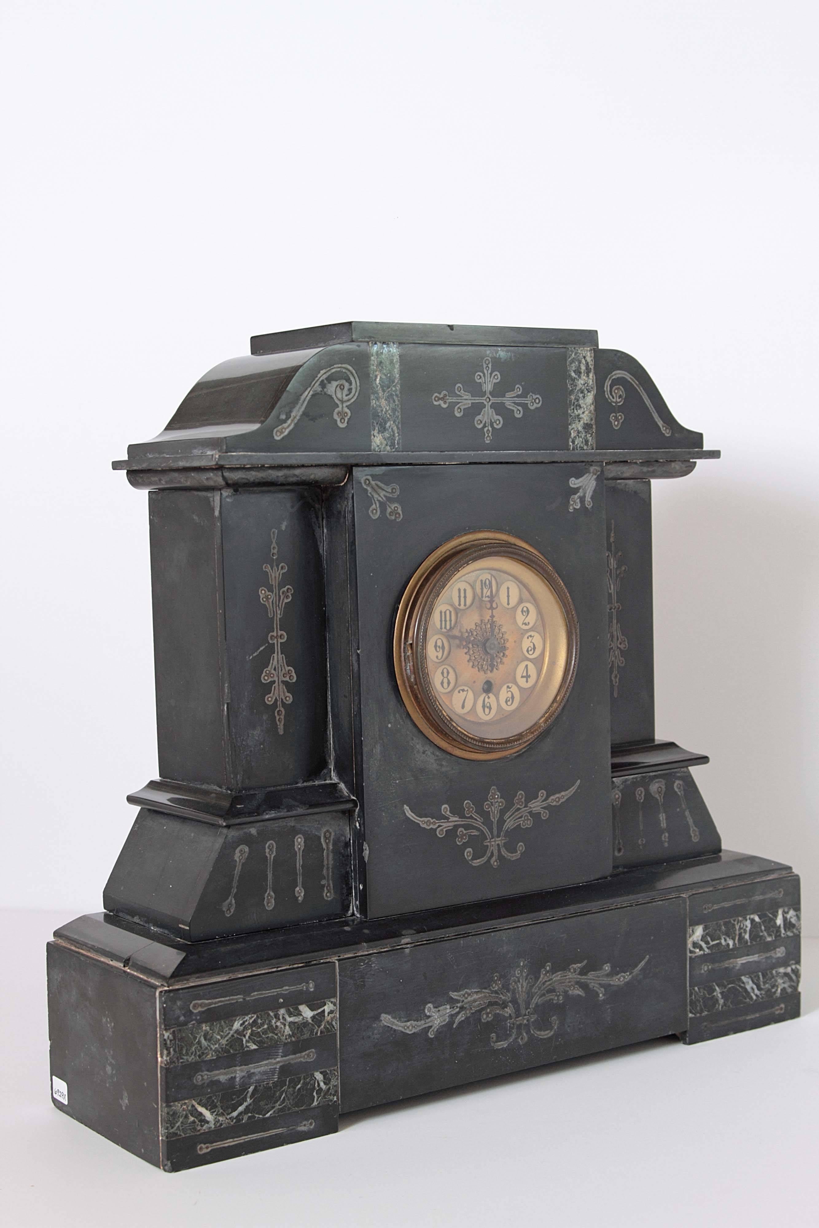 Pendule de cheminée victorienne française du 19ème siècle en marbre, vers 1880 Bon état - En vente à Dallas, TX