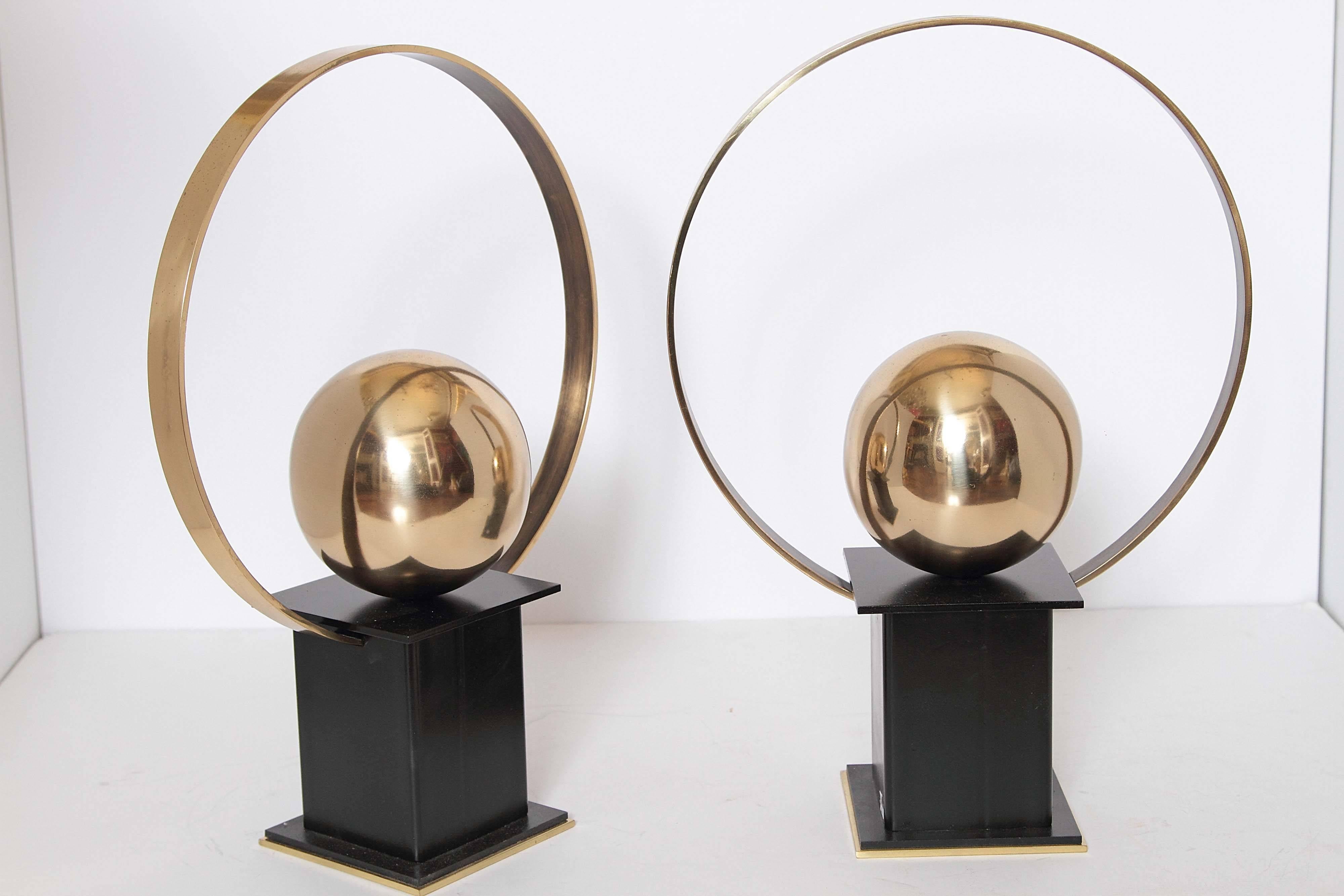 Paire de fers à repasser en laque et or conçus par Sherry Hayslip pour Whitesmith & Company. Les halos circulaires en acier entourant les sphères en laiton poli sont placés sur des bases en acier noir.