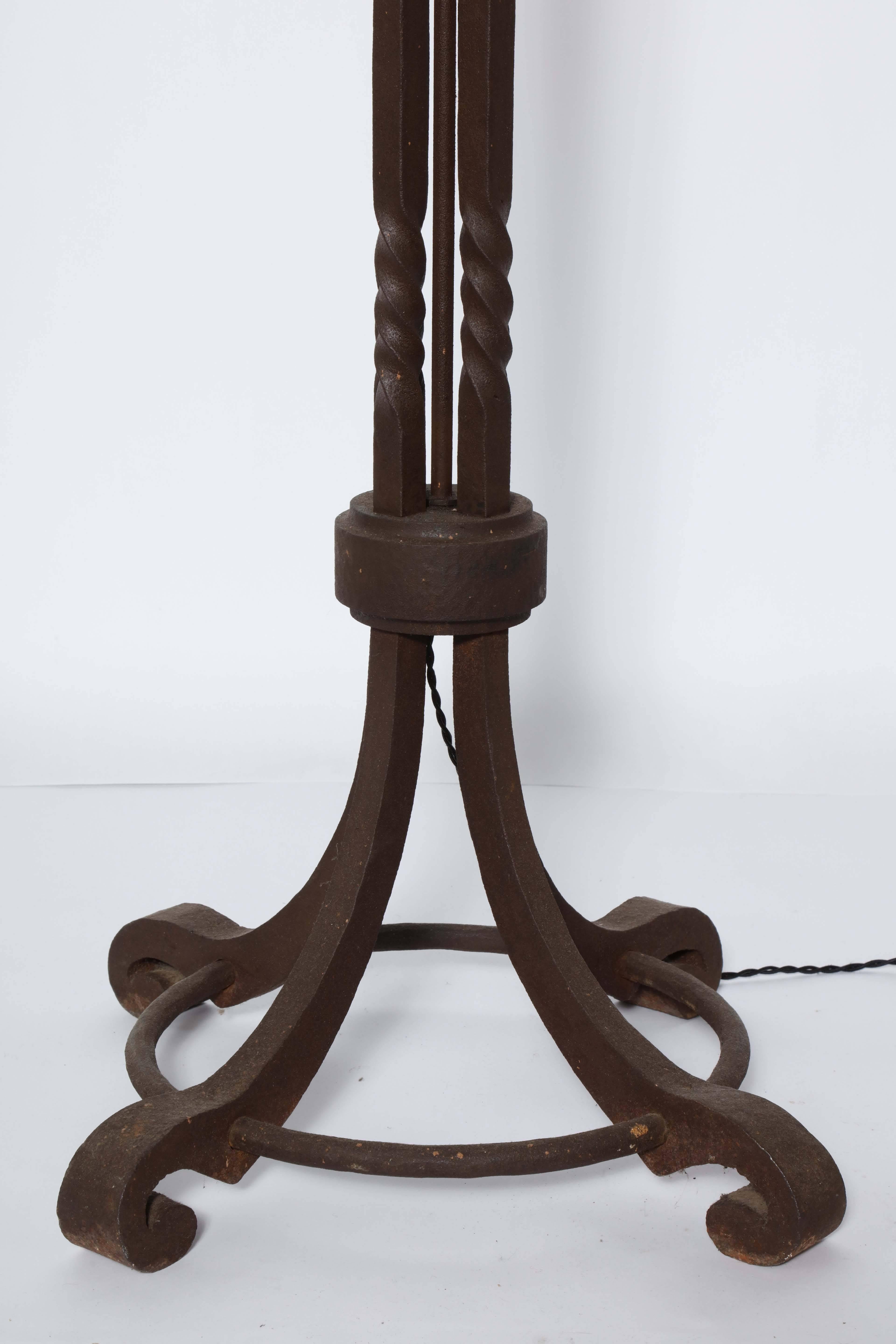 Arts and Crafts-Stehlampe „Twist“ aus dunklem Eisen, um 1910  2