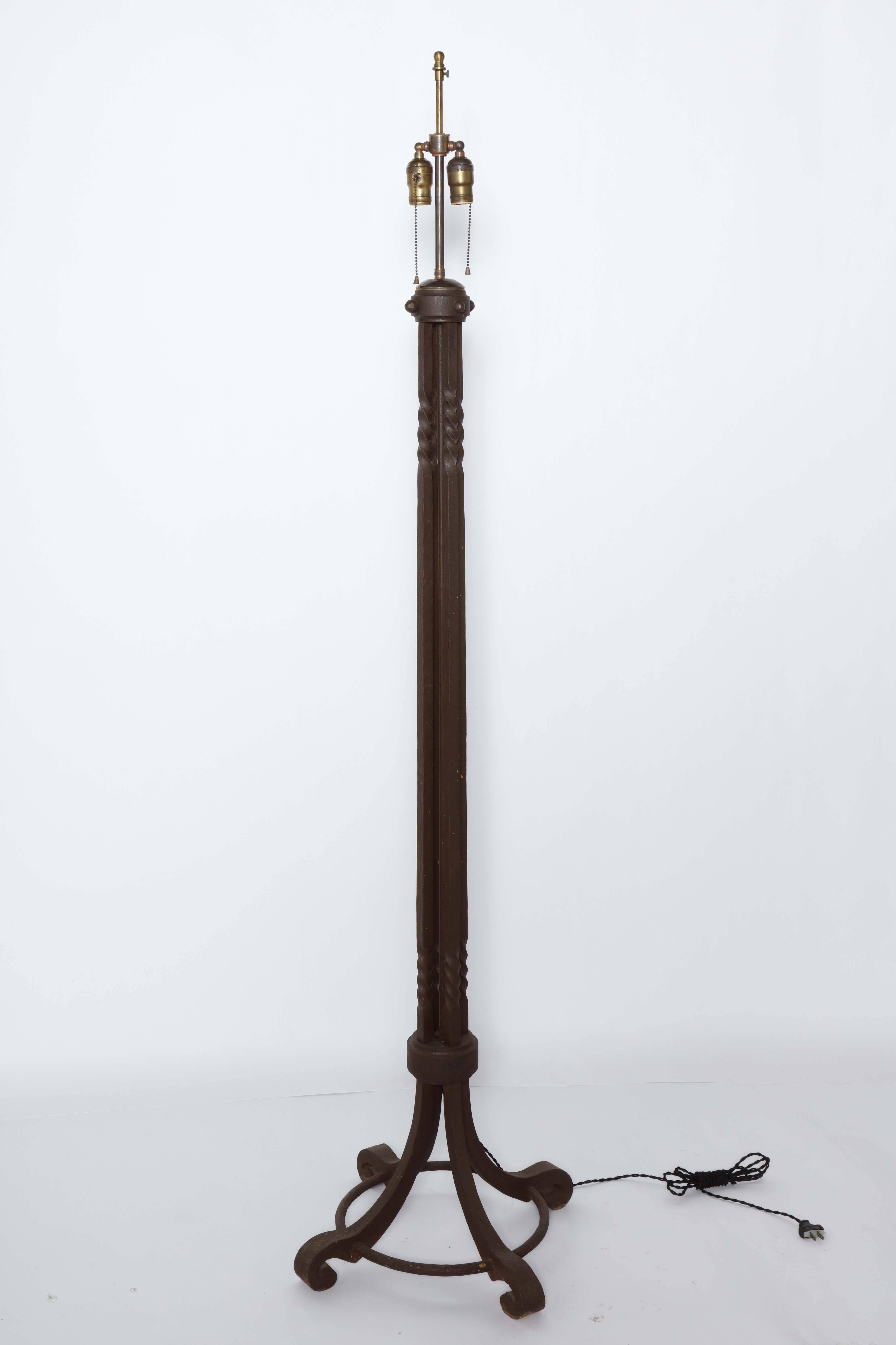 Arts and Crafts-Stehlampe „Twist“ aus dunklem Eisen, um 1910  im Zustand „Gut“ in Bainbridge, NY