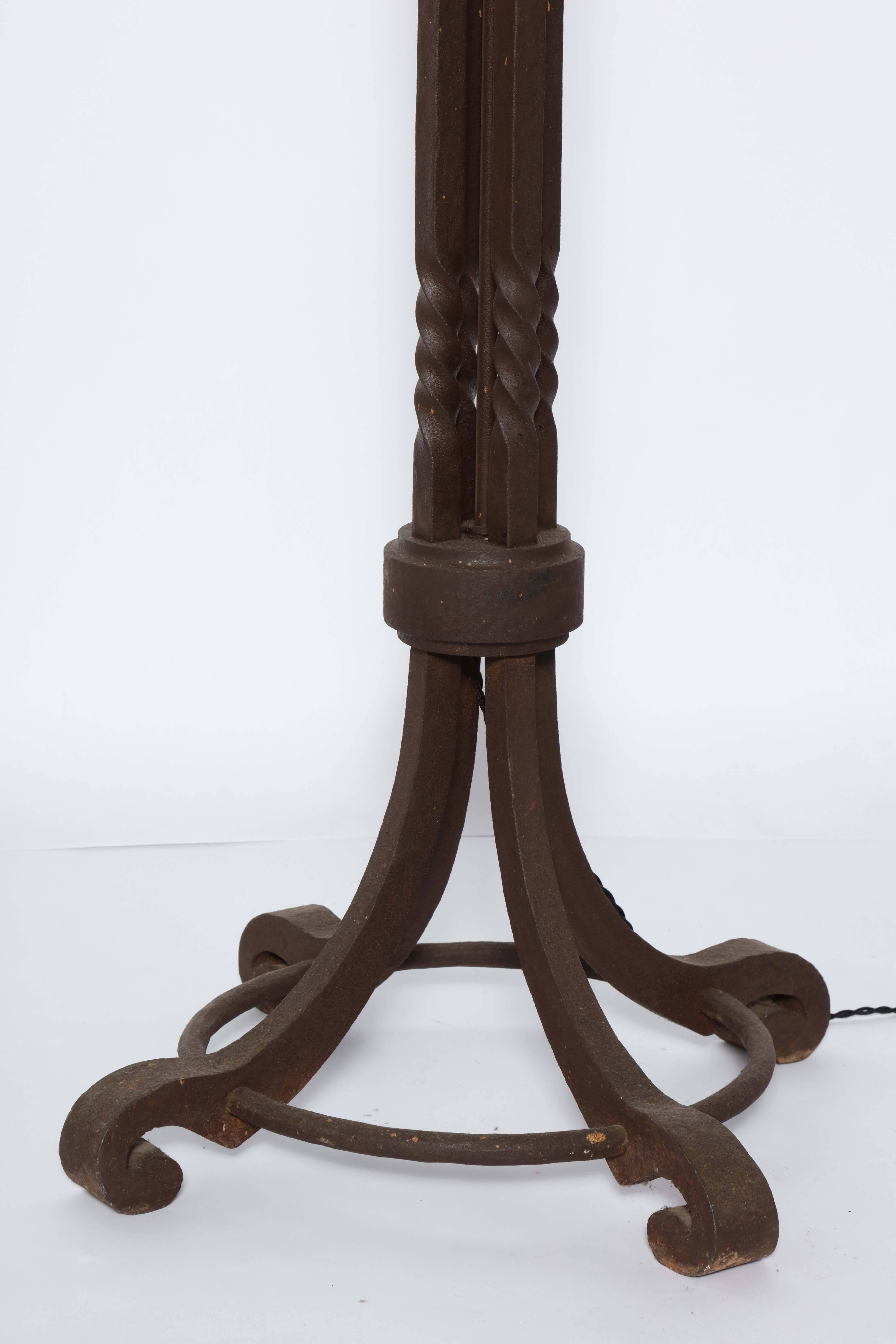 Arts and Crafts-Stehlampe „Twist“ aus dunklem Eisen, um 1910  4