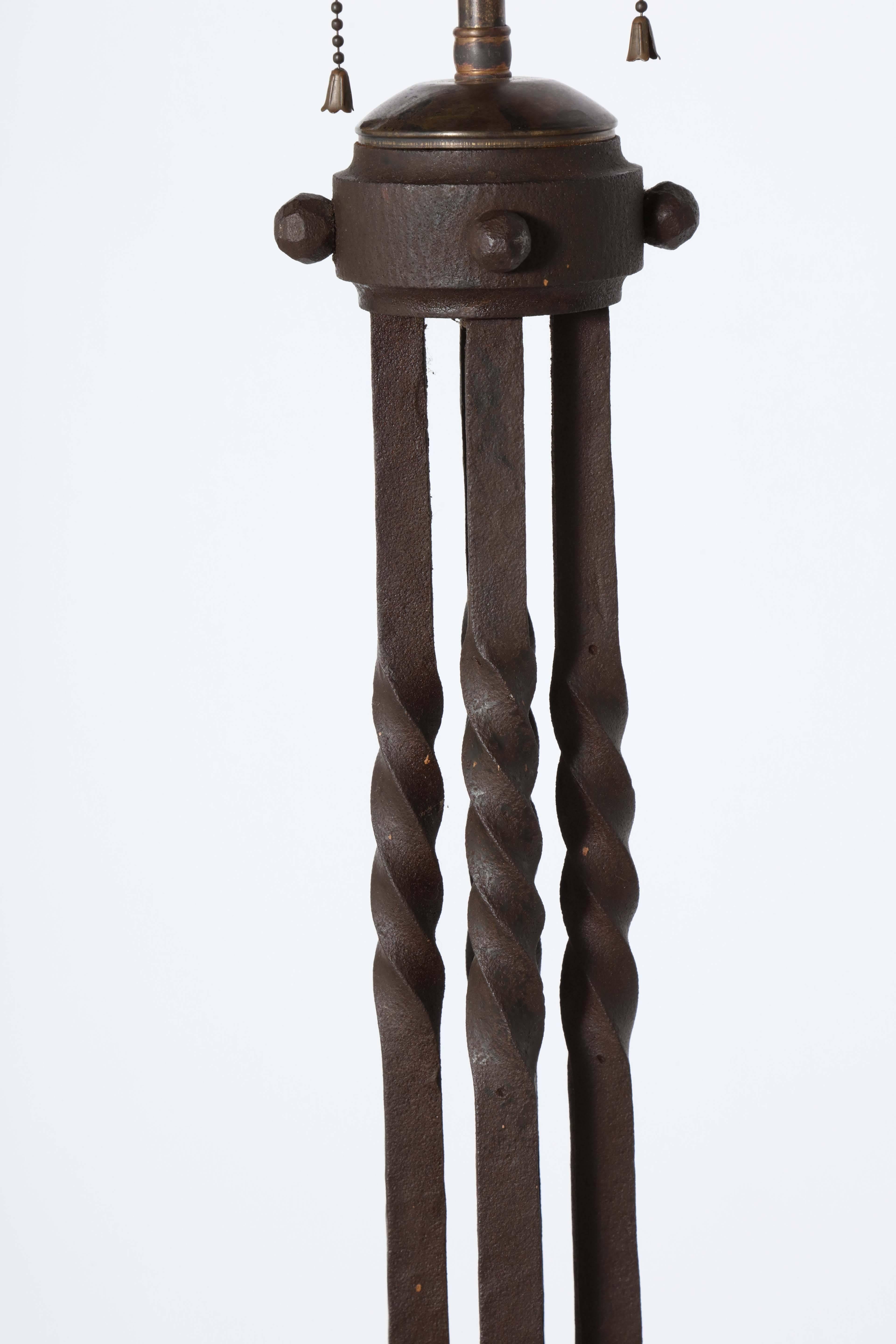 Arts and Crafts-Stehlampe „Twist“ aus dunklem Eisen, um 1910  (20. Jahrhundert)