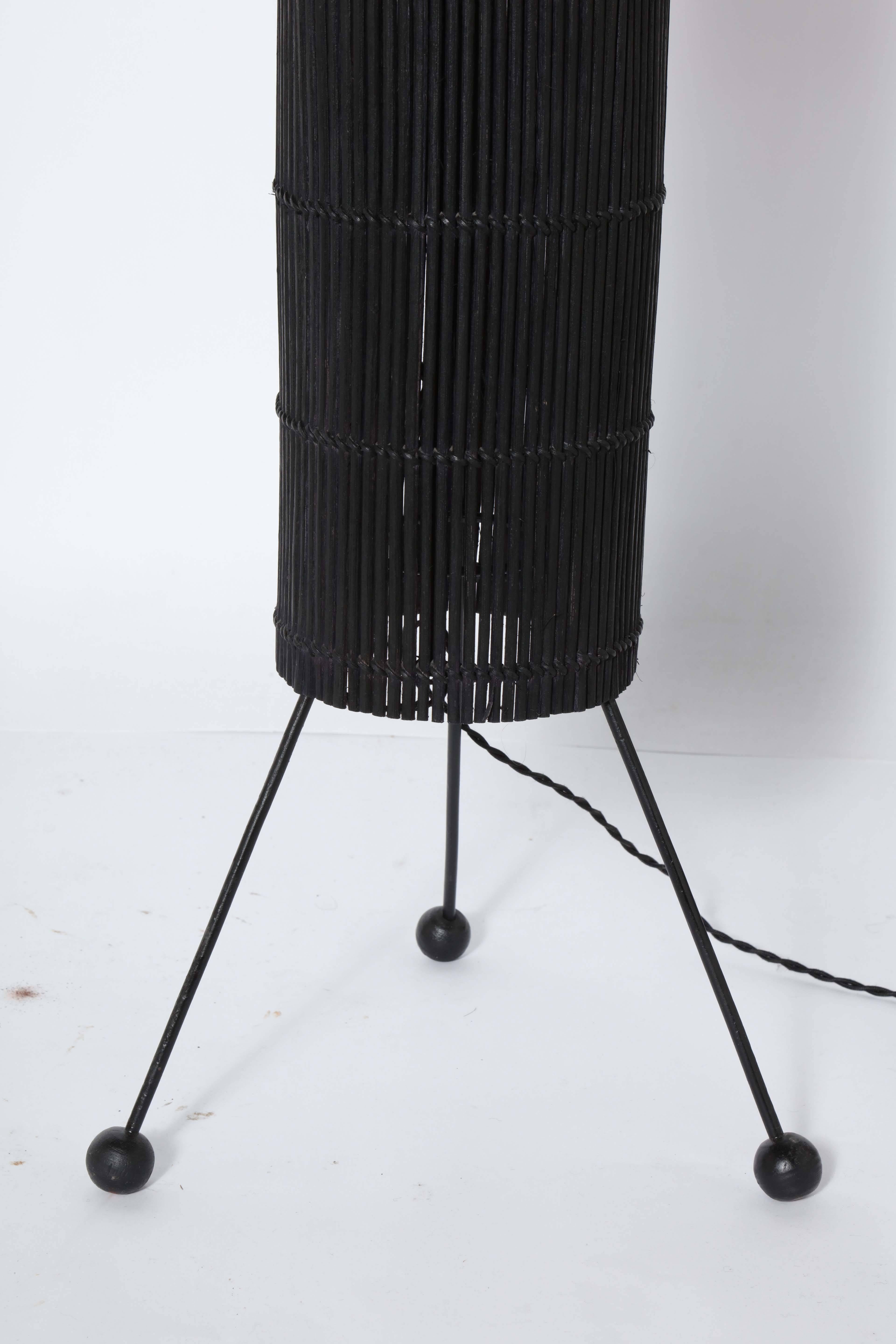 Dipinto Lampada da terra a cilindro in vimini nero in stile California moderna di Tony Paul, anni '50 in vendita