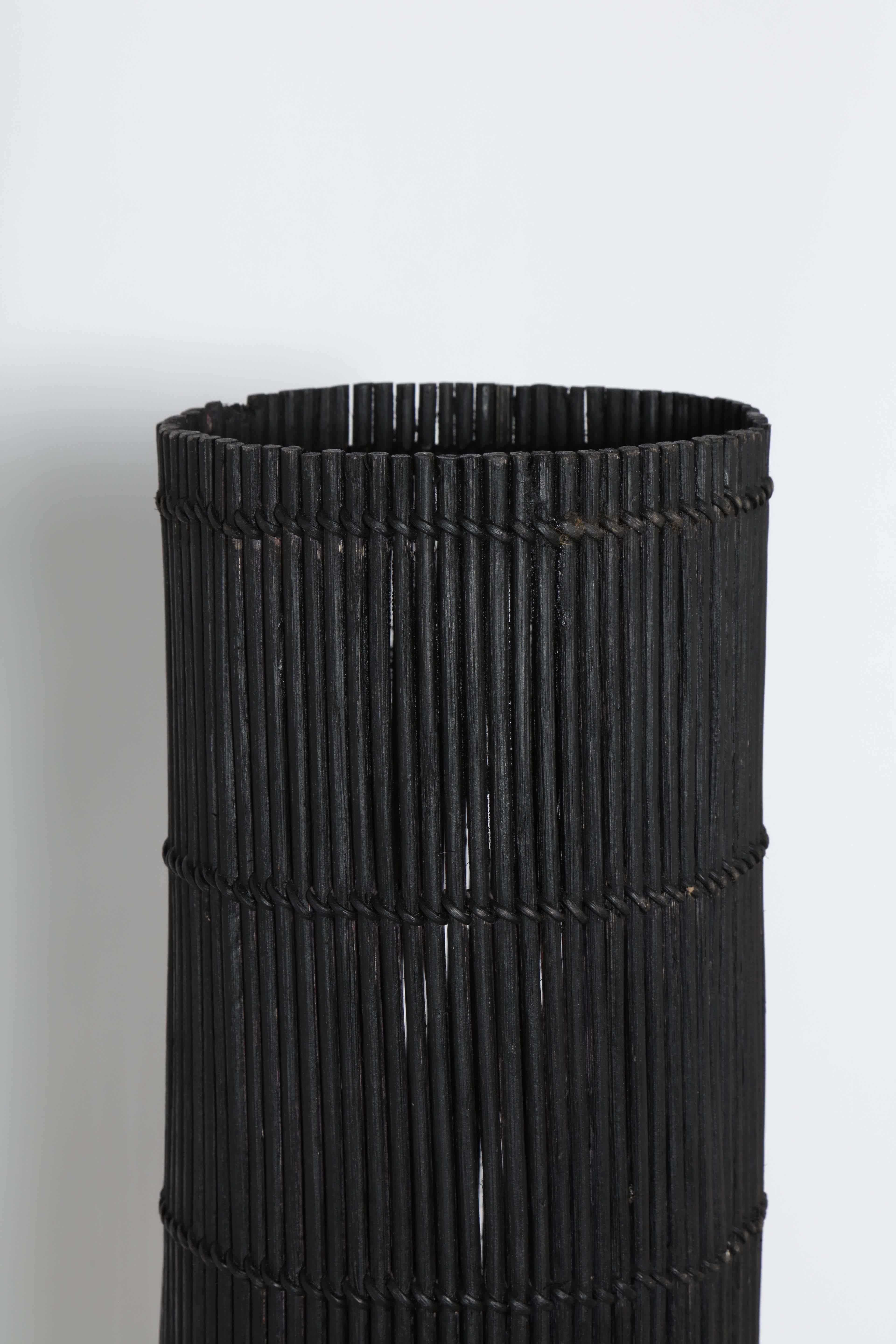 Américain Lampadaire cylindrique en osier noir de style californien moderne Tony Paul, années 1950  en vente