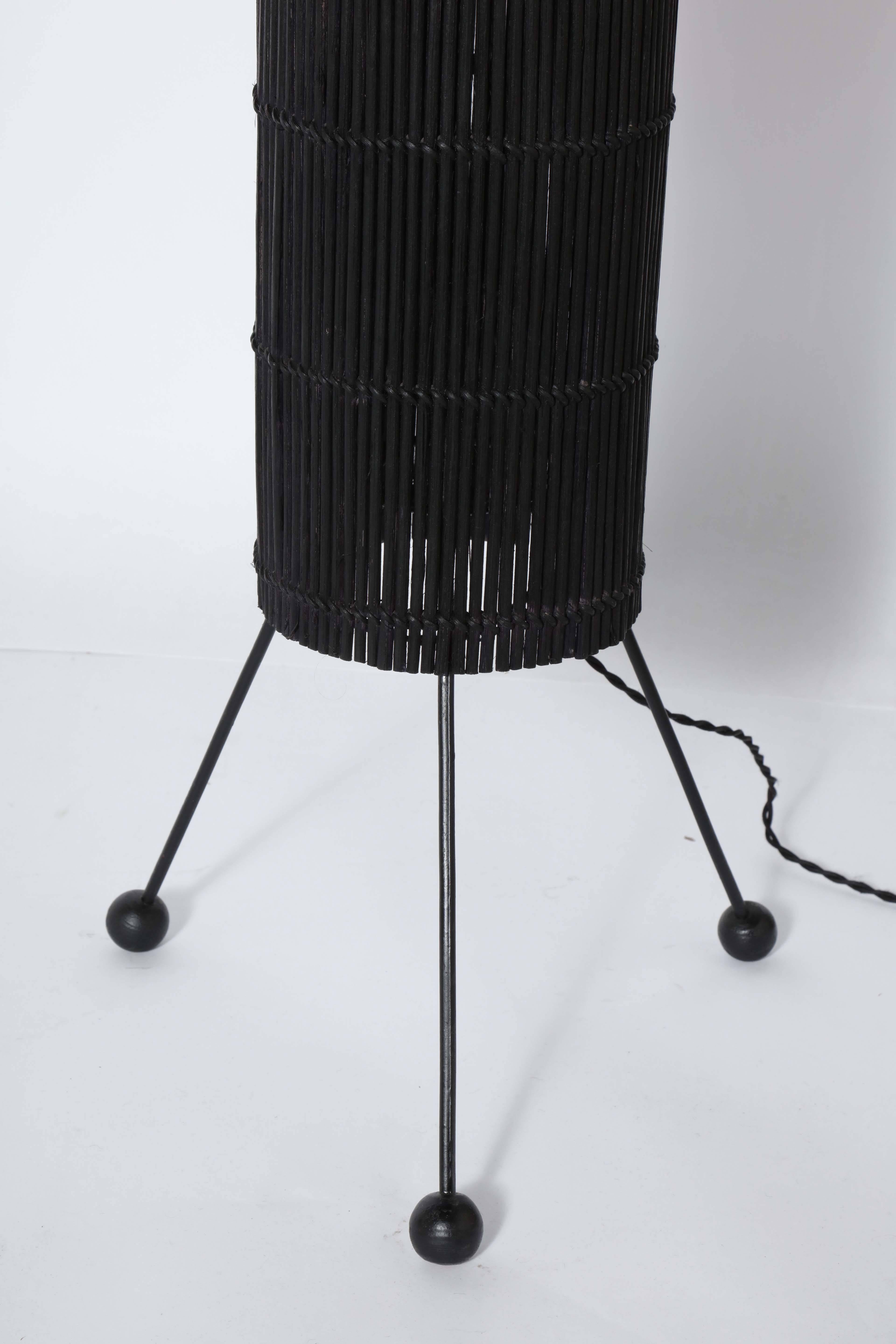 Metà XX secolo Lampada da terra a cilindro in vimini nero in stile California moderna di Tony Paul, anni '50 in vendita