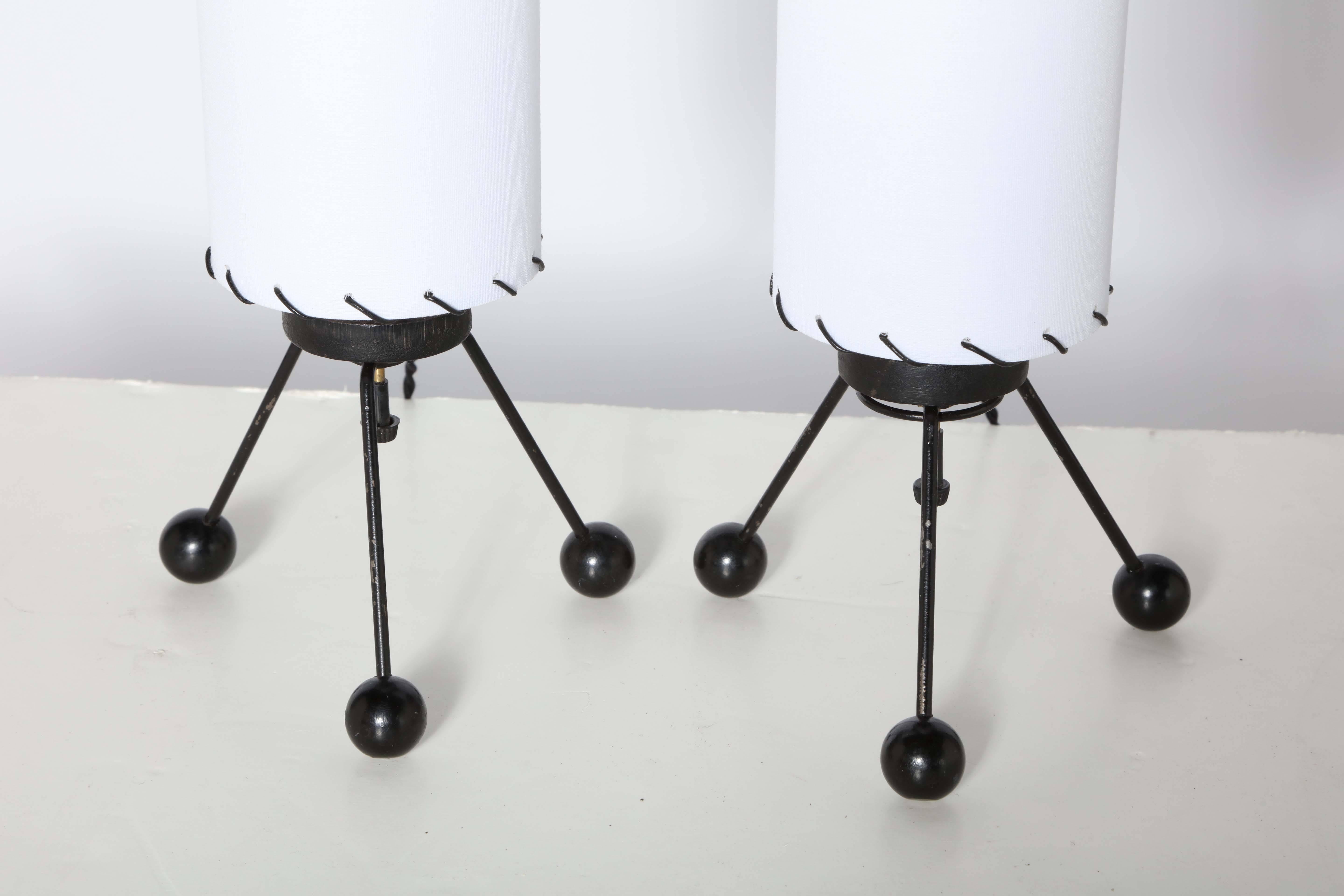 Kleines Paar von Verplex Co. Schwarze Dreibein-Tischlampen mit weißen Leinenschirmen, 1950 (Moderne der Mitte des Jahrhunderts) im Angebot