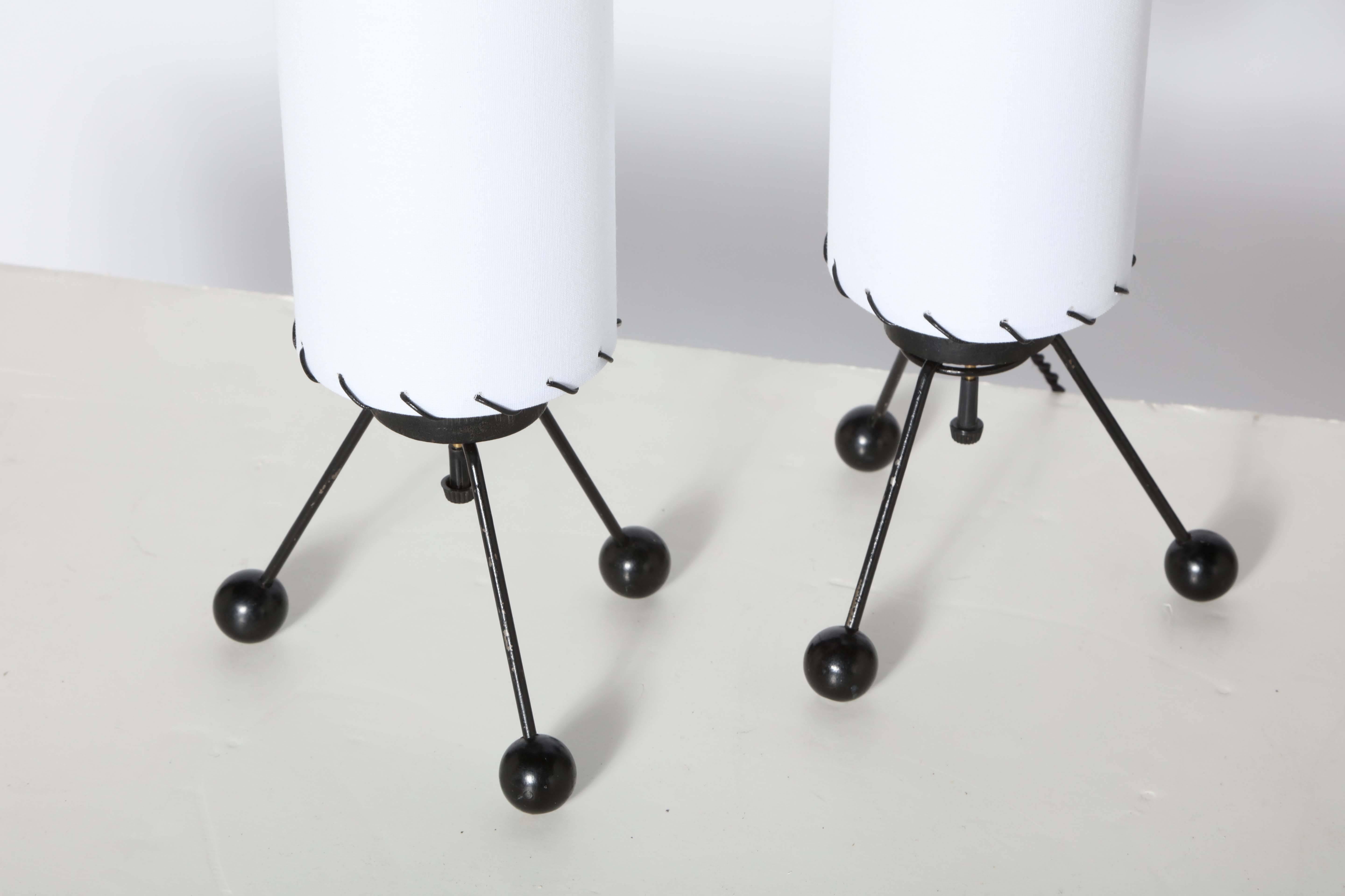 Mid-Century Modern Small Pair of Verplex Co. Black Tripod Table Lamps with White Linen Shades, 1950 For Sale