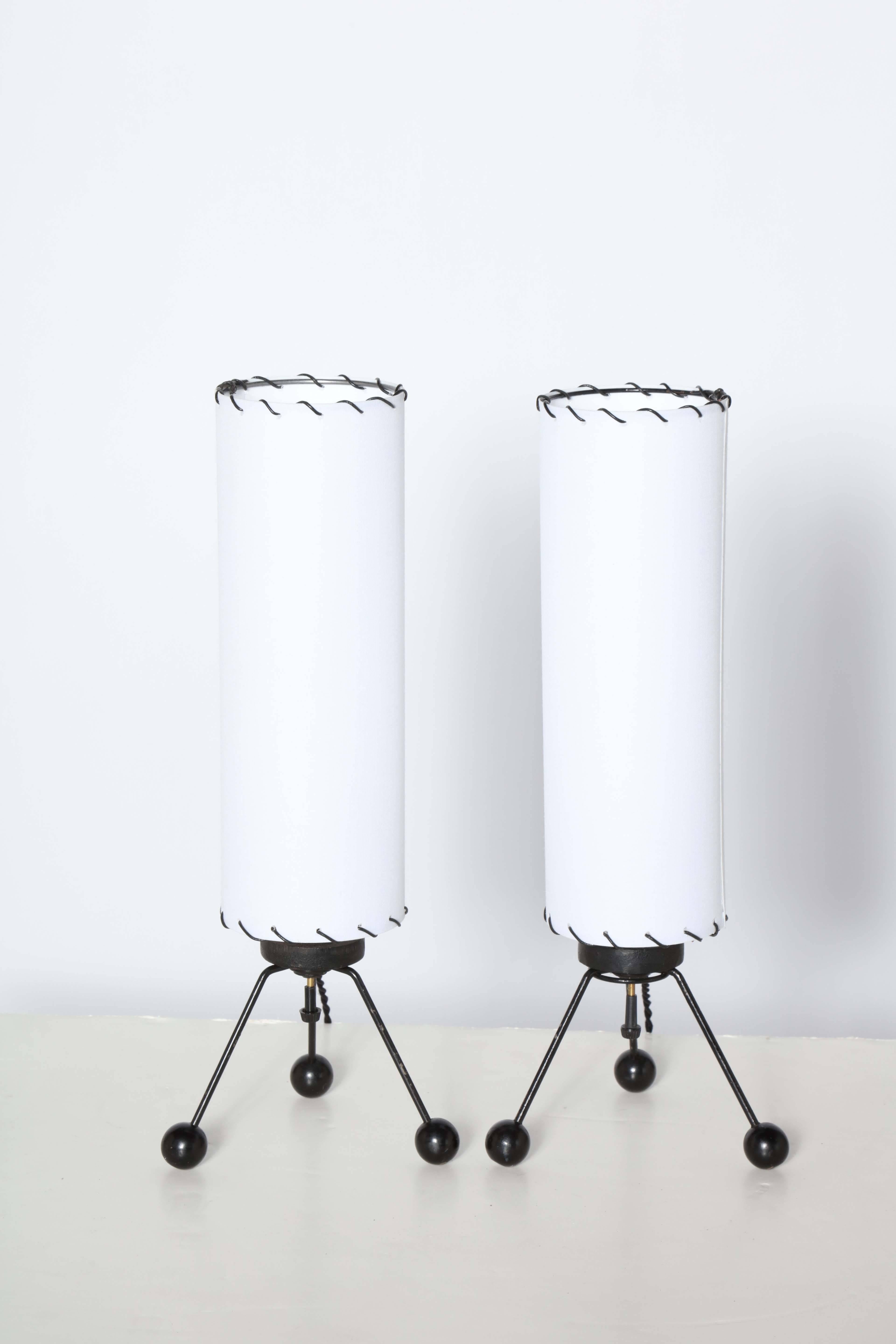 Kleines Paar von Verplex Co. Schwarze Dreibein-Tischlampen mit weißen Leinenschirmen, 1950 (Mitte des 20. Jahrhunderts) im Angebot