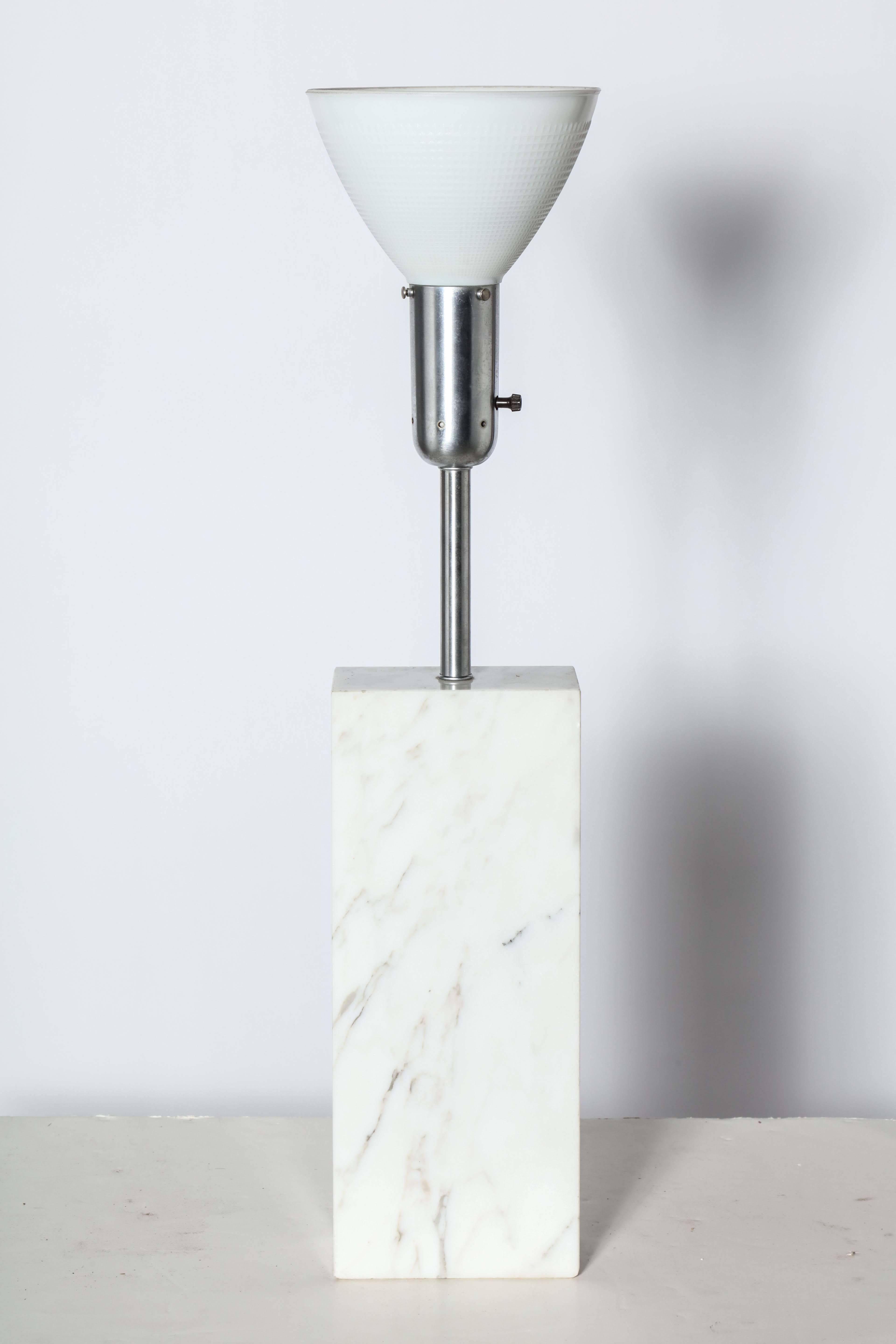 Milieu du XXe siècle Grande lampe de bureau en marbre Elizabeth Kauffer Nessen Studios avec abat-jour en verre dépoli en vente