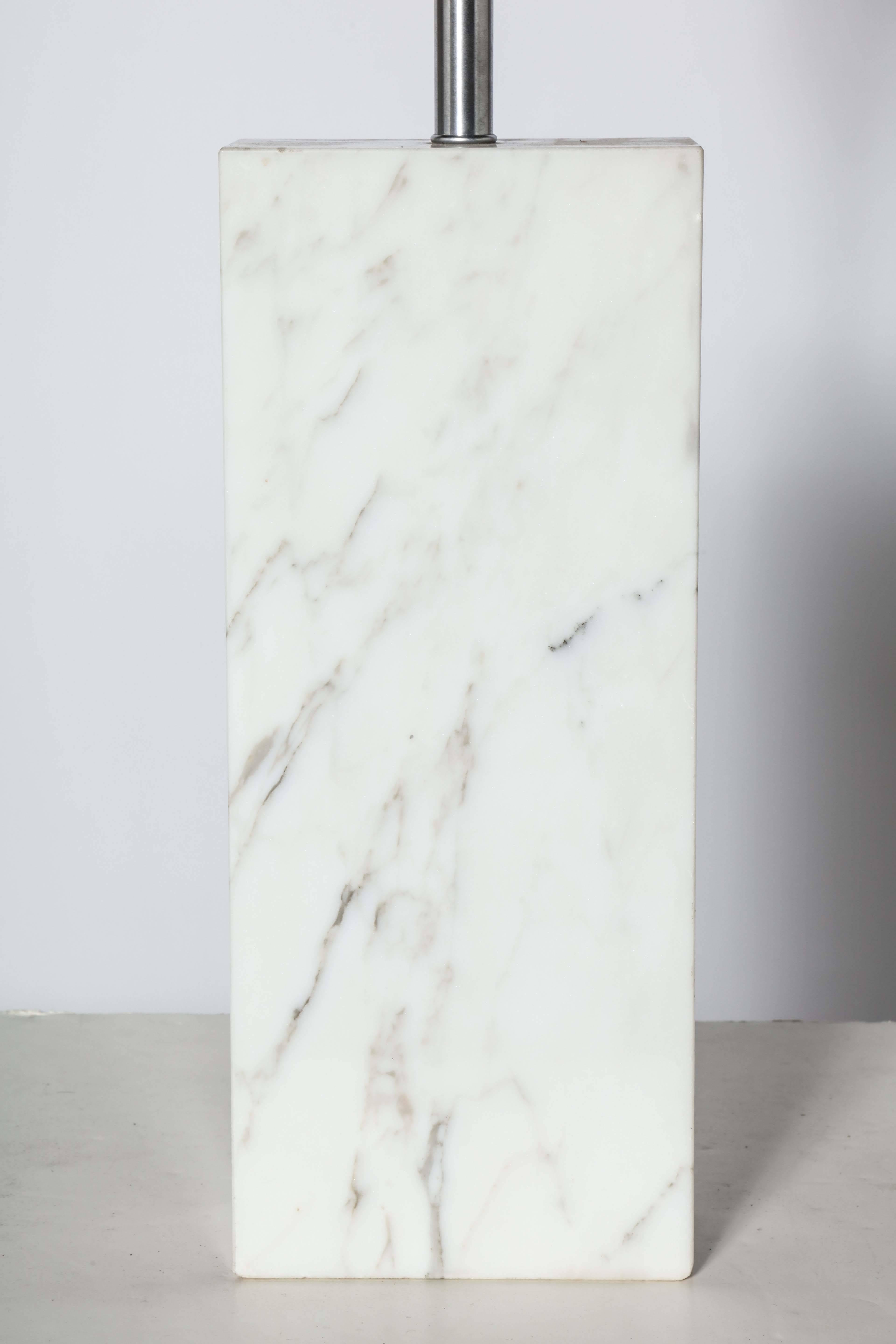 Américain Grande lampe de bureau en marbre Elizabeth Kauffer Nessen Studios avec abat-jour en verre dépoli en vente