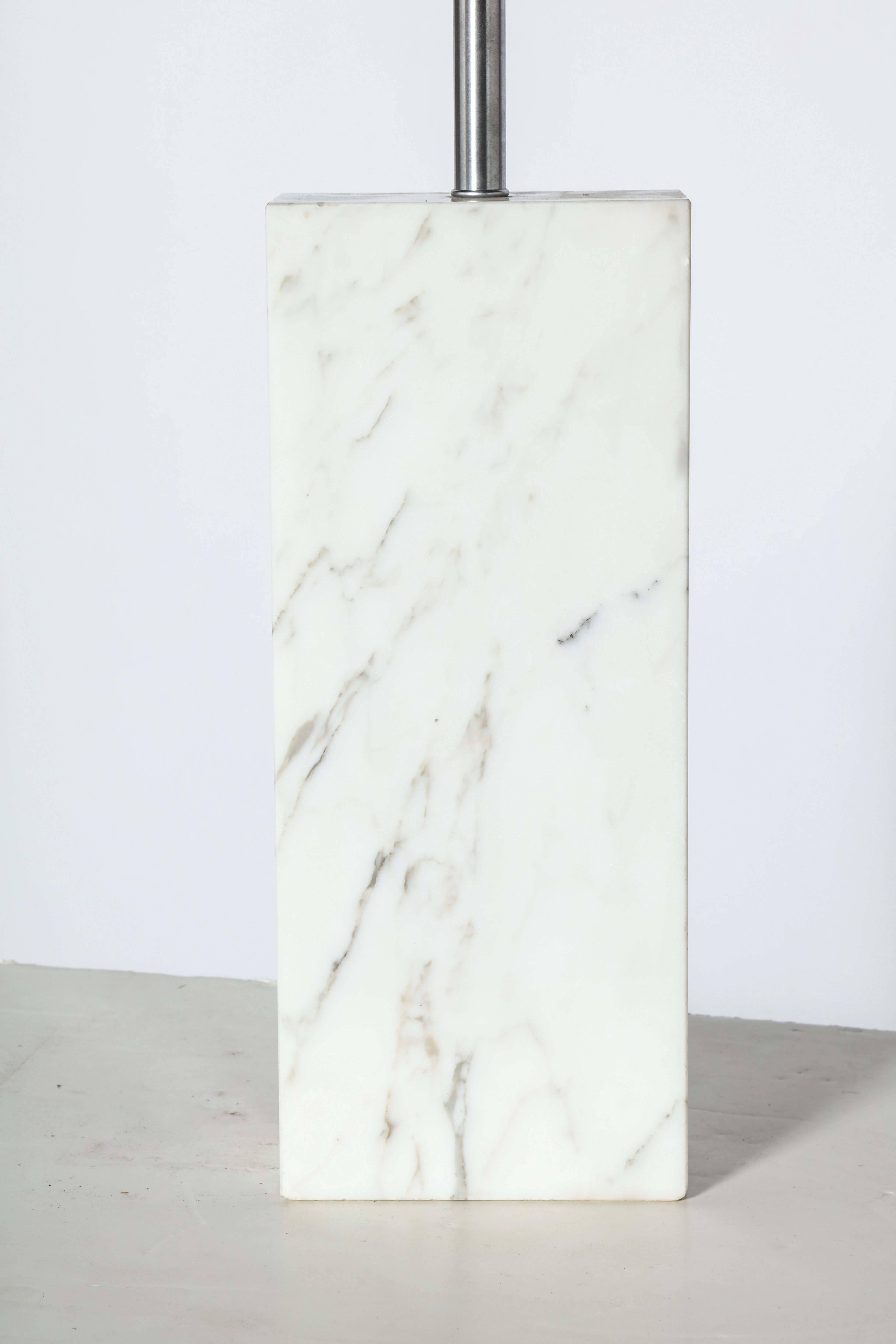 Brossé Grande lampe de bureau en marbre Elizabeth Kauffer Nessen Studios avec abat-jour en verre dépoli en vente
