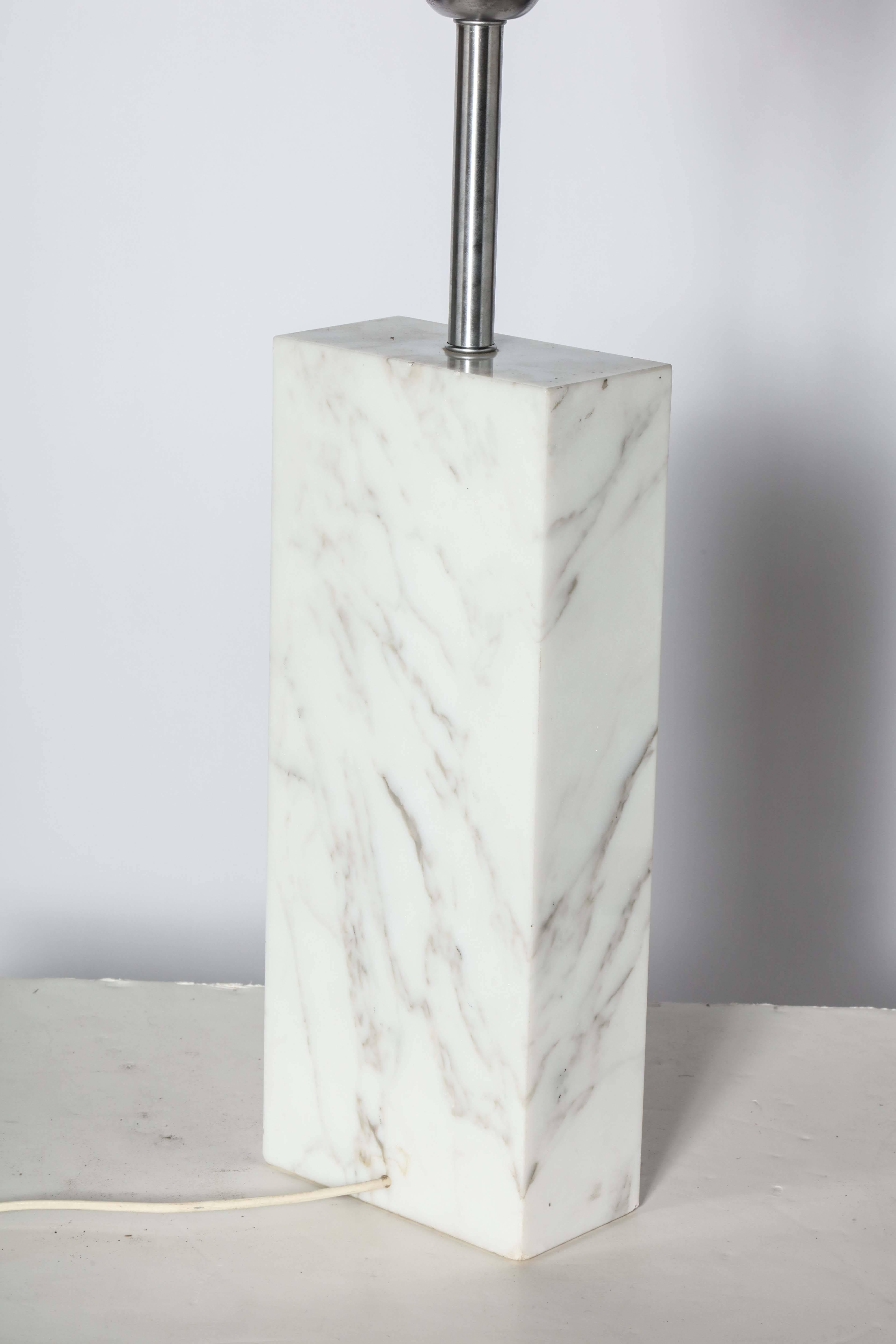 Mid-Century Modern Grande lampe de bureau en marbre Elizabeth Kauffer Nessen Studios avec abat-jour en verre dépoli en vente