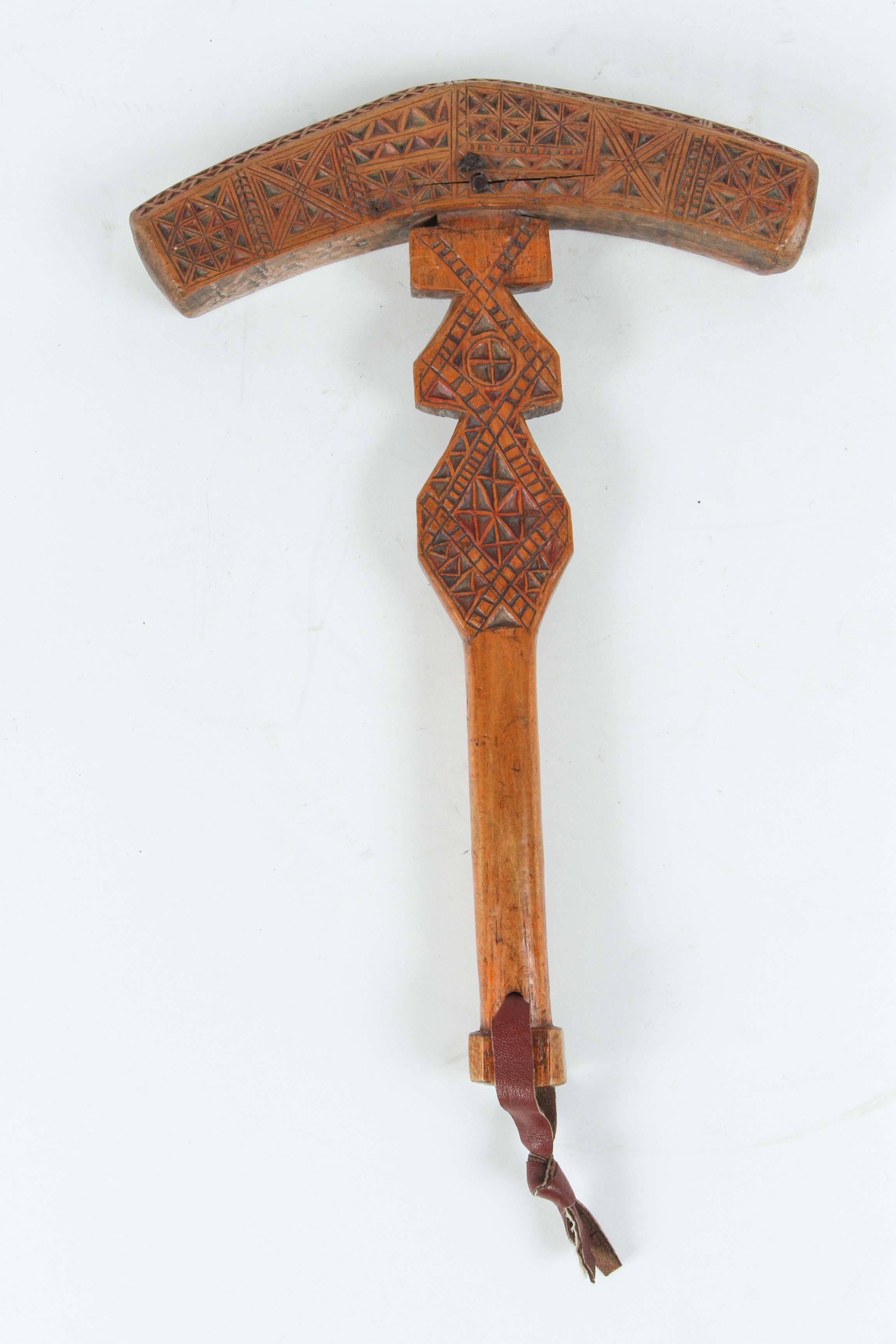 Marokkanischer Berberstamm-Zuckerhammer aus Holz.
Dieses von den Berberfrauen Marokkos handgefertigte Instrument aus handgeschnitztem Holz mit Stammesmotiven ist ein Zuckerhammer. In Marokko wurde der Zucker in Blockkegeln verkauft, und man brauchte