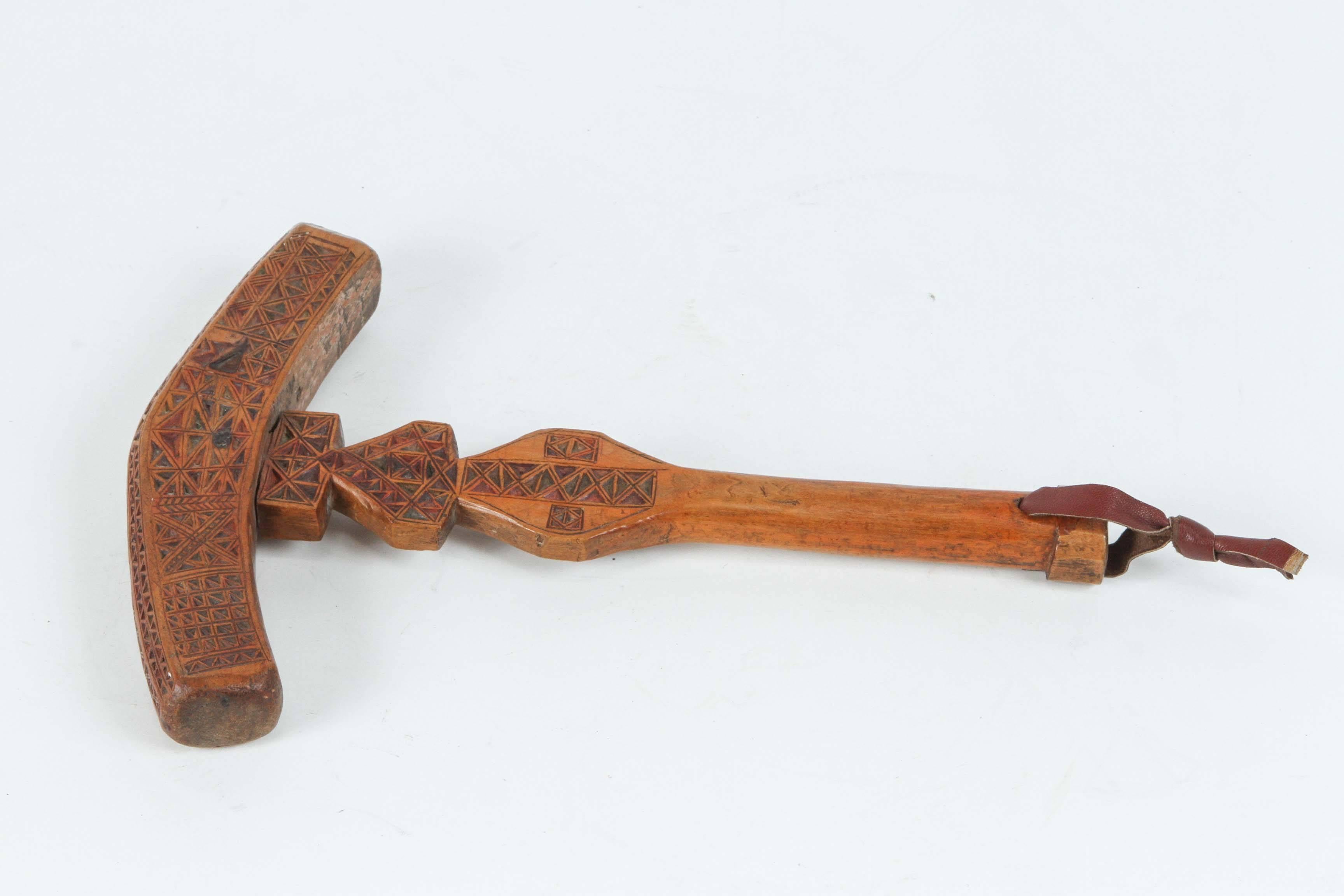 Marokkanischer Berberstamm Zuckerhammer aus Holz (Handgeschnitzt) im Angebot