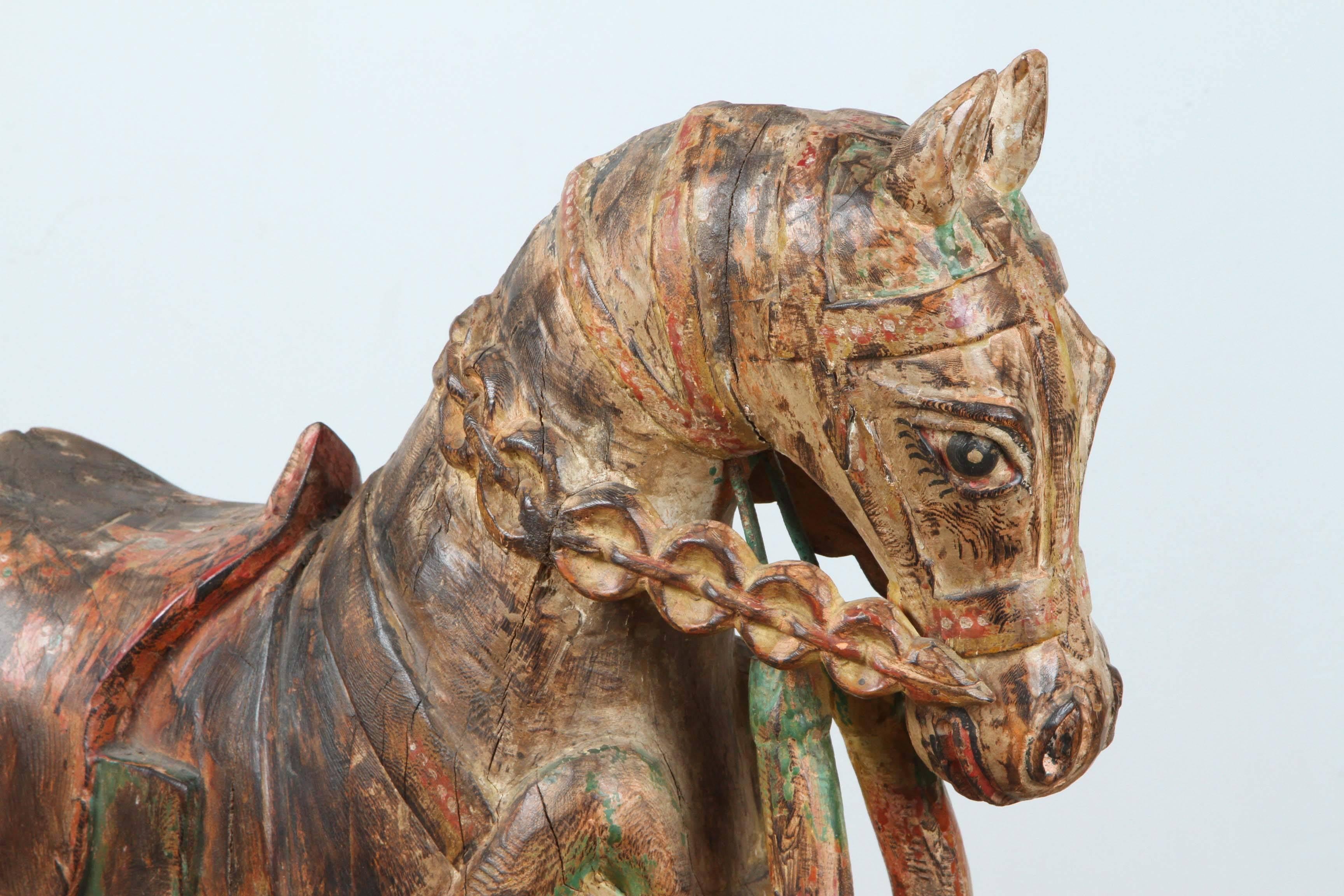 Anglo Raj Anciennes chevaux de temple surdimensionnés en bois polychrome d'Asie du Sud-Est en vente