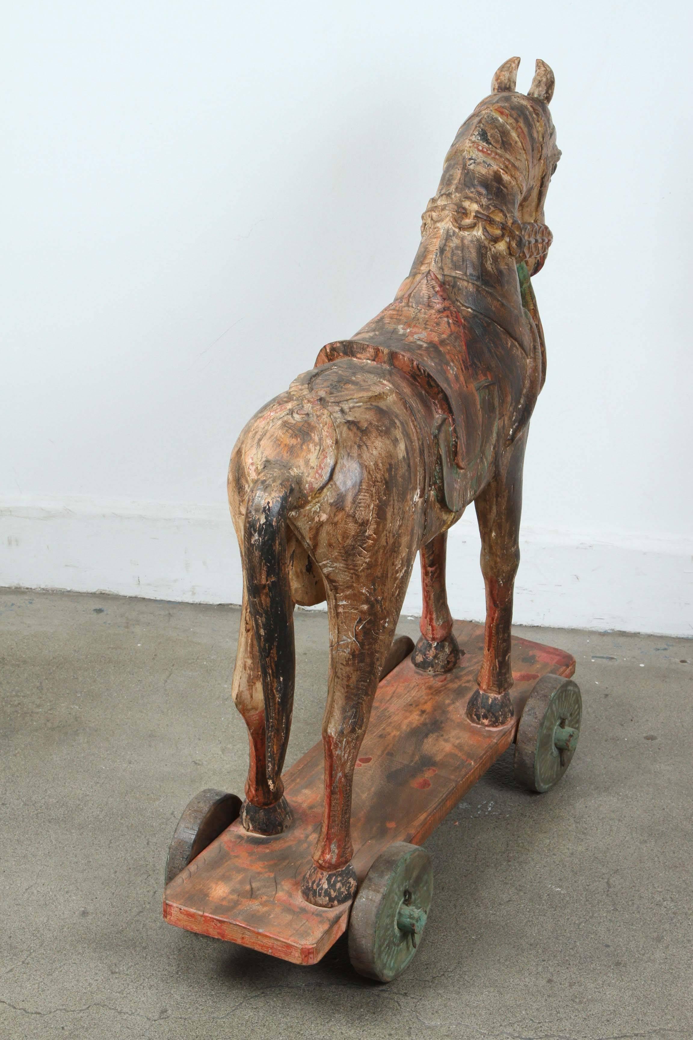 Sculpté à la main Anciennes chevaux de temple surdimensionnés en bois polychrome d'Asie du Sud-Est en vente