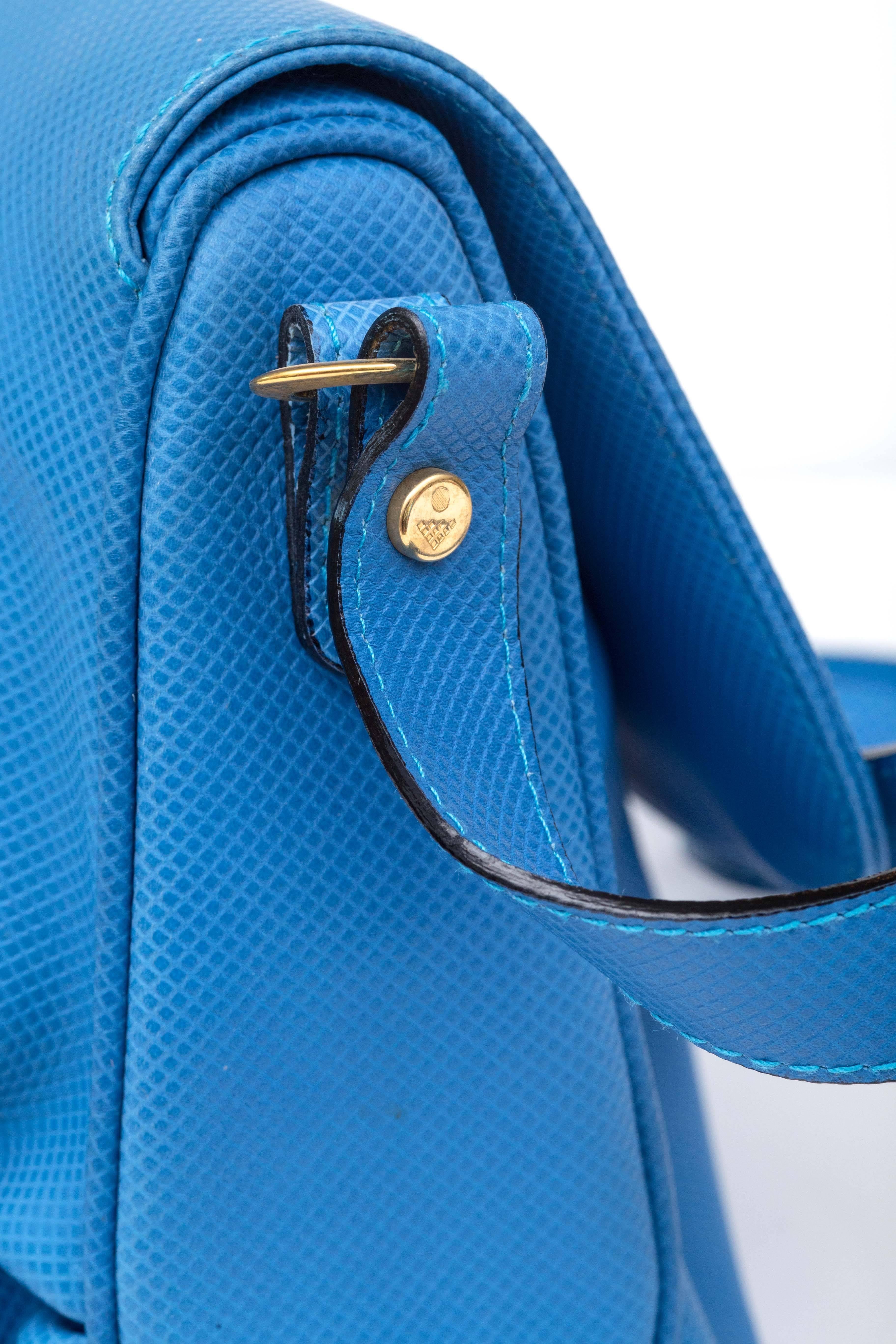 Cyan Blue Bottega Veneta Made in Italy Handbag, Simple Elegance In Good Condition In Westport, CT