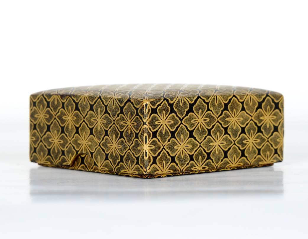 Small square kobako (box) in black lacquer and gold decor of Koriyama Mon family - Yanagisawa.
The interior in red lacquer, the nashi-ji lacquer cover has a foliage and rocks decor,

Japan, Edo (1603-1868).

Measures: Height 2.7 cm, length 6.3