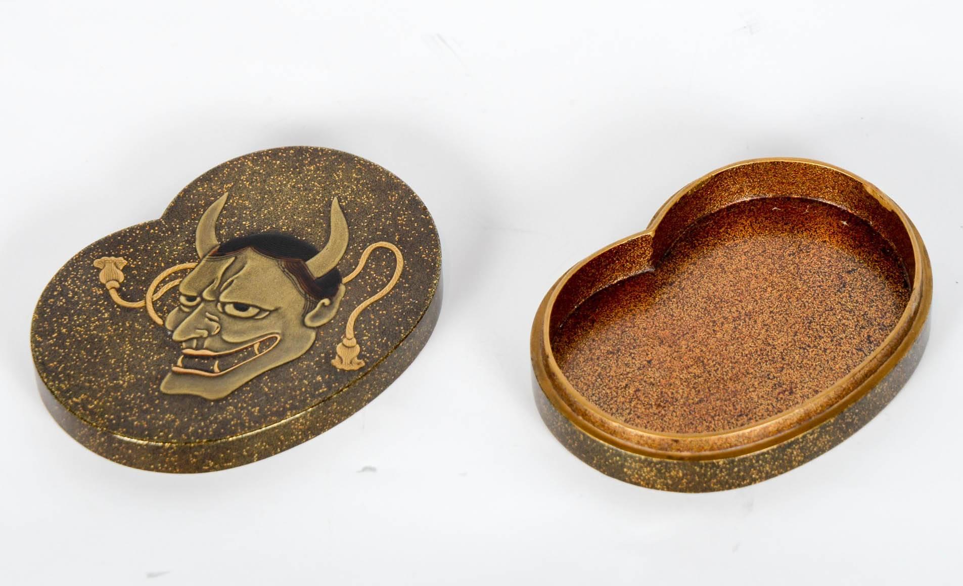 19th Japanese Lacquered Kobako, Hannya Mask (Lacquer Box) In Excellent Condition In Paris, FR