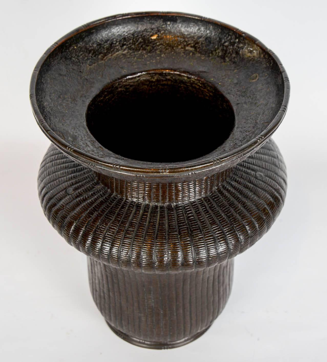 18th Century Japanese Ikebana Bronze (Vase) In Good Condition For Sale In Paris, FR