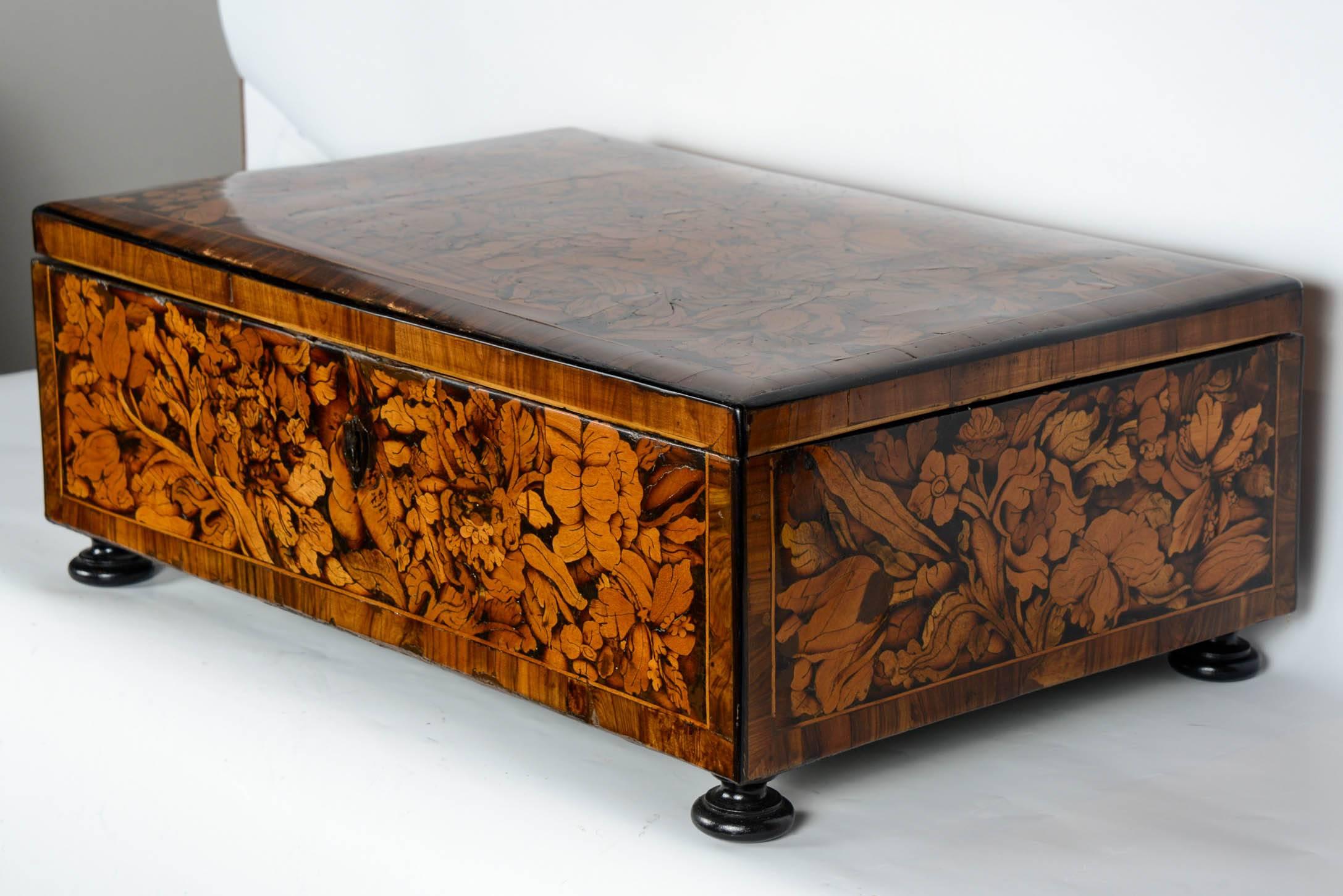 Large wedding chest with light wood inlay depicting flowers and foliage.
This work is similar to the work of Leonardo van der Vinne, cabinetmaker of Dutch origin, active in Florence, Italy (1659-1713).
Italy Florence - 18th century.
Height 18 cm
