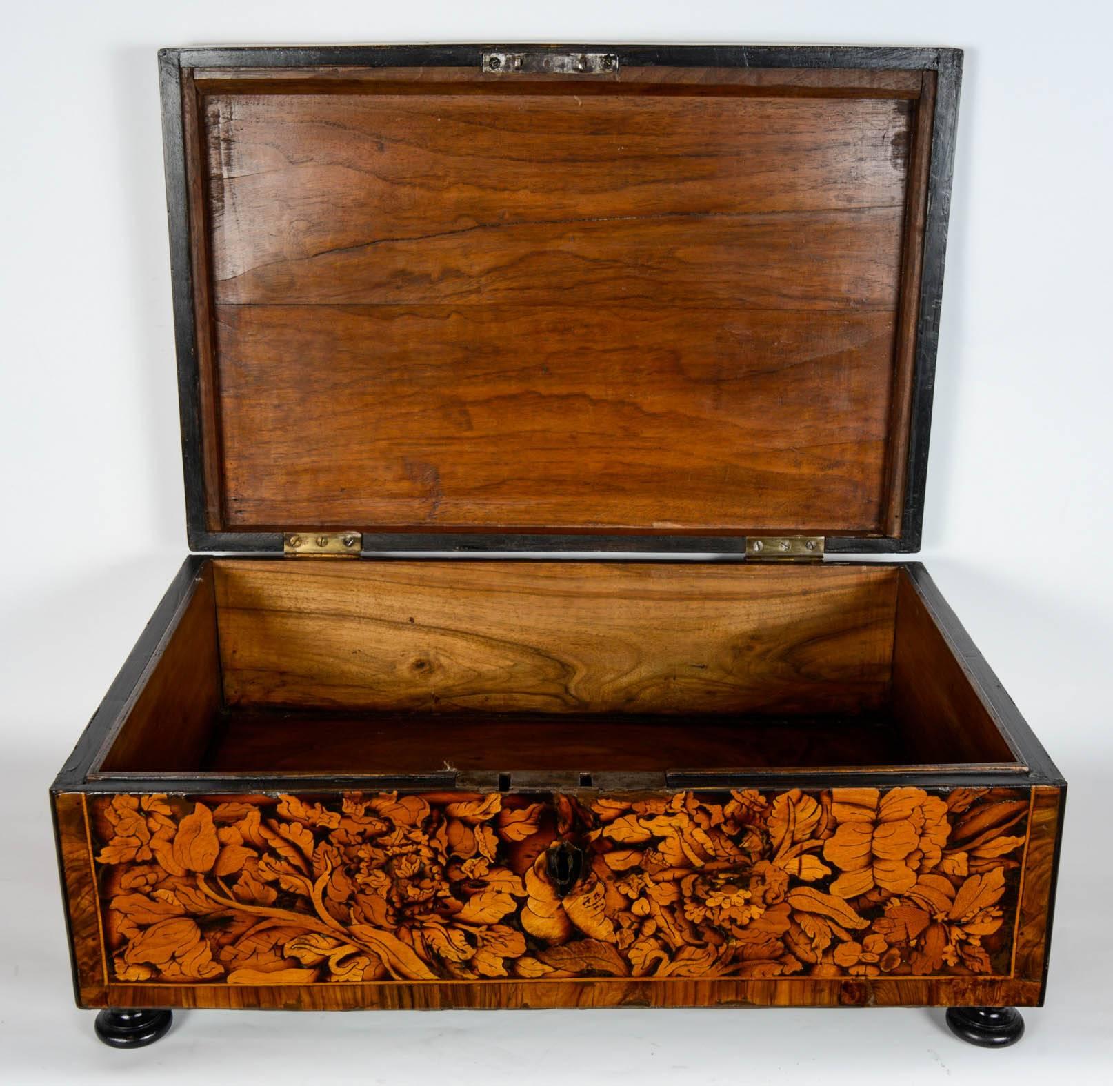 18th Century Italian Fruitwood Wedding Chest In Good Condition For Sale In Paris, FR