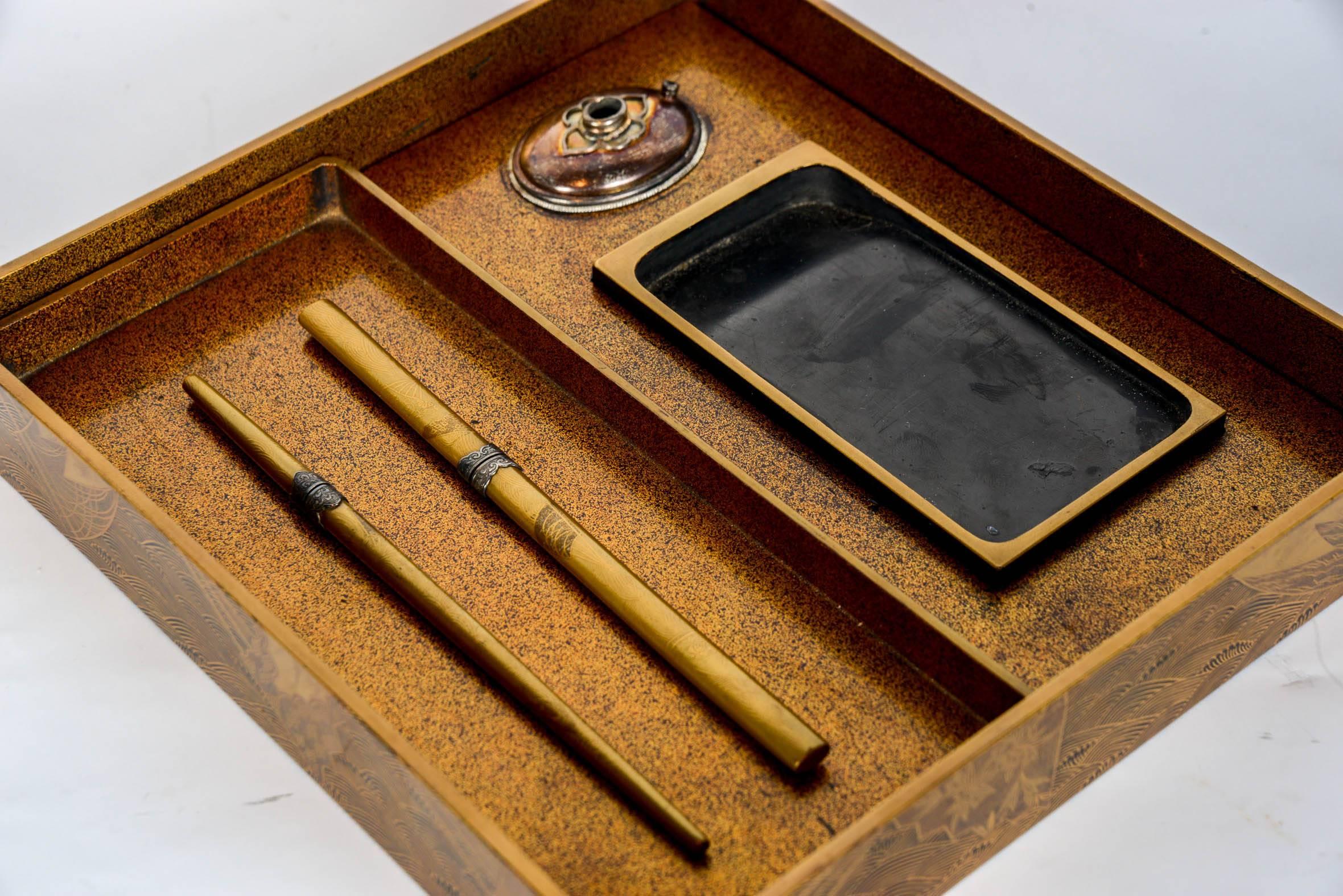 18th Century Edo Gold Japanese Lacquer Suzuribako In Excellent Condition In Paris, FR
