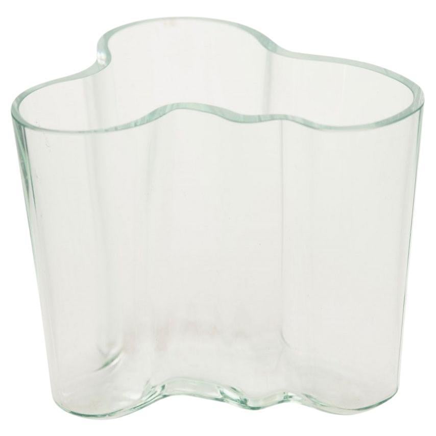 Vaso in vetro trasparente di Alvar Aalto, design moderno, forma irregolare, Italia