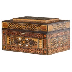 Boîte à bijoux syrienne de style mauresque, en bois marqueté et nacre, XXe siècle.