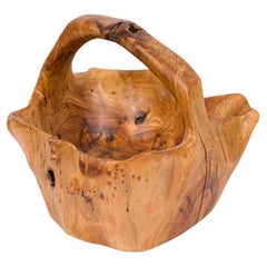 Panier rustique en bois d'olivier avec motifs sculptés, États-Unis, XXe siècle