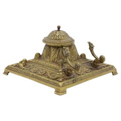 Calamaio francese in bronzo in stile vittoriano del XIX secolo con supporti a forma di cornucopia