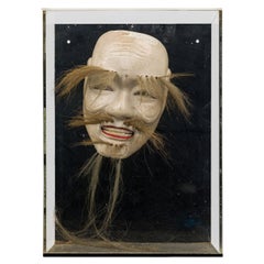 Masque de Nô japonais « Onikami » du XIXe siècle, présenté dans un coffret-vitrine