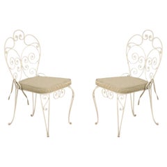 Silla auxiliar victoriana de hierro, pintada de blanco y con cojín verde salvia