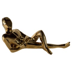 Scultura maschile reclinata in stile moderno americano con smalto dorato, opera di JARU, USA