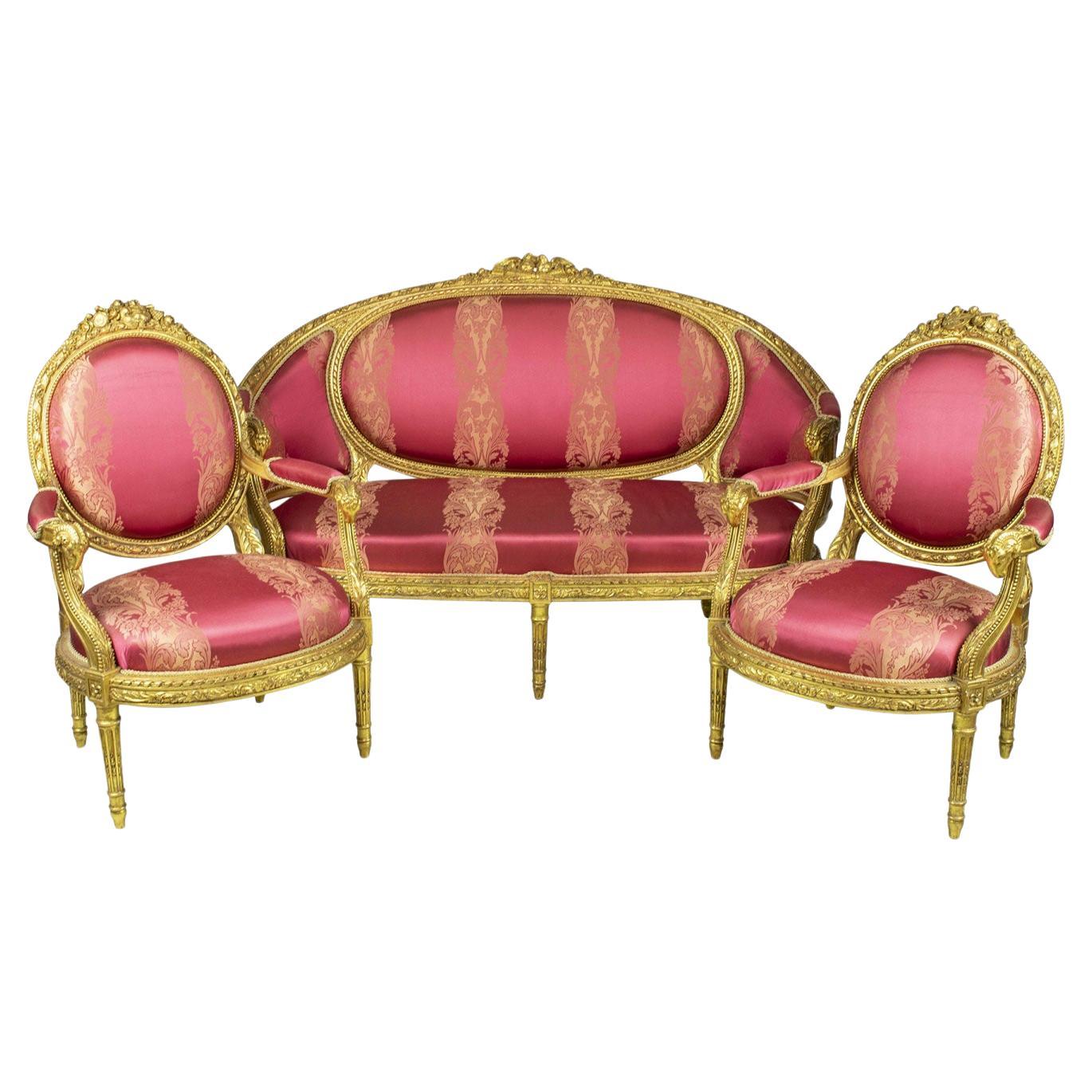 Conjunto de salón tapizado de madera dorada tallada y damasco rosa estilo Luis XVI francés en venta