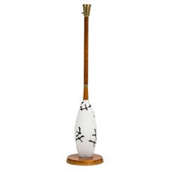 Amerikanische Stehlampe aus der Mitte des Jahrhunderts mit Milchglas- und Holzdesign