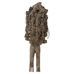 Afrikanisch D.R. Kongo: Geschnitzte Nkisi-Figur aus Holz – männliche Nagel-Fetischfigur