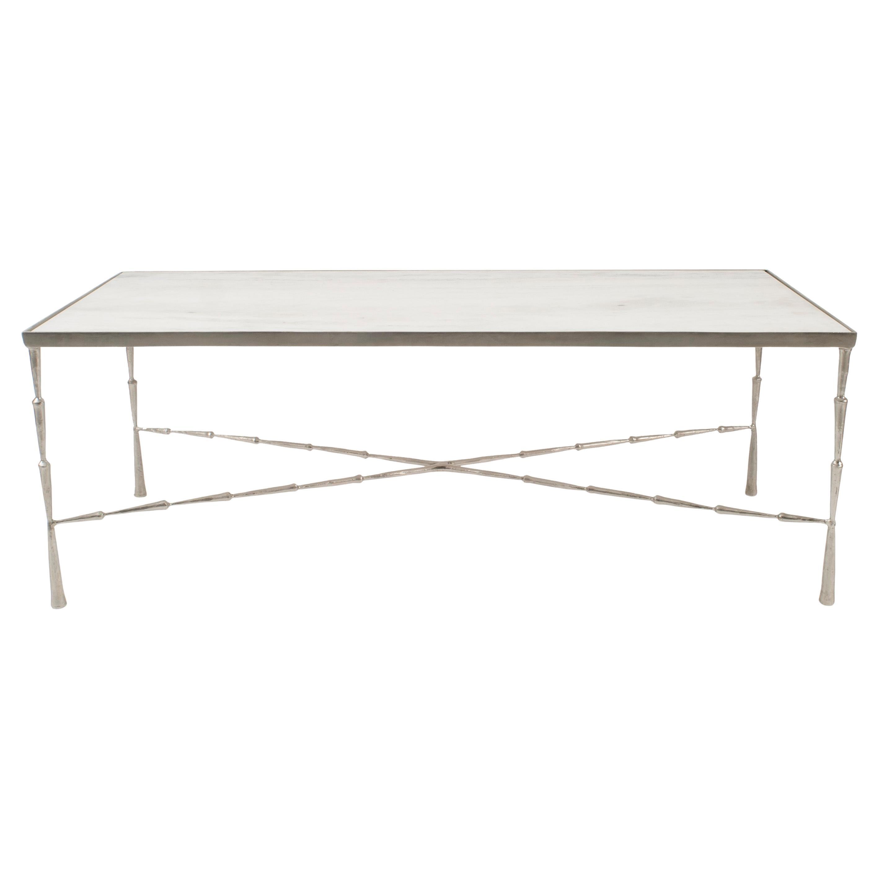 Mesa de centro contemporánea, metal con acabado de bambú, tapa de mármol blanco, EE. UU.